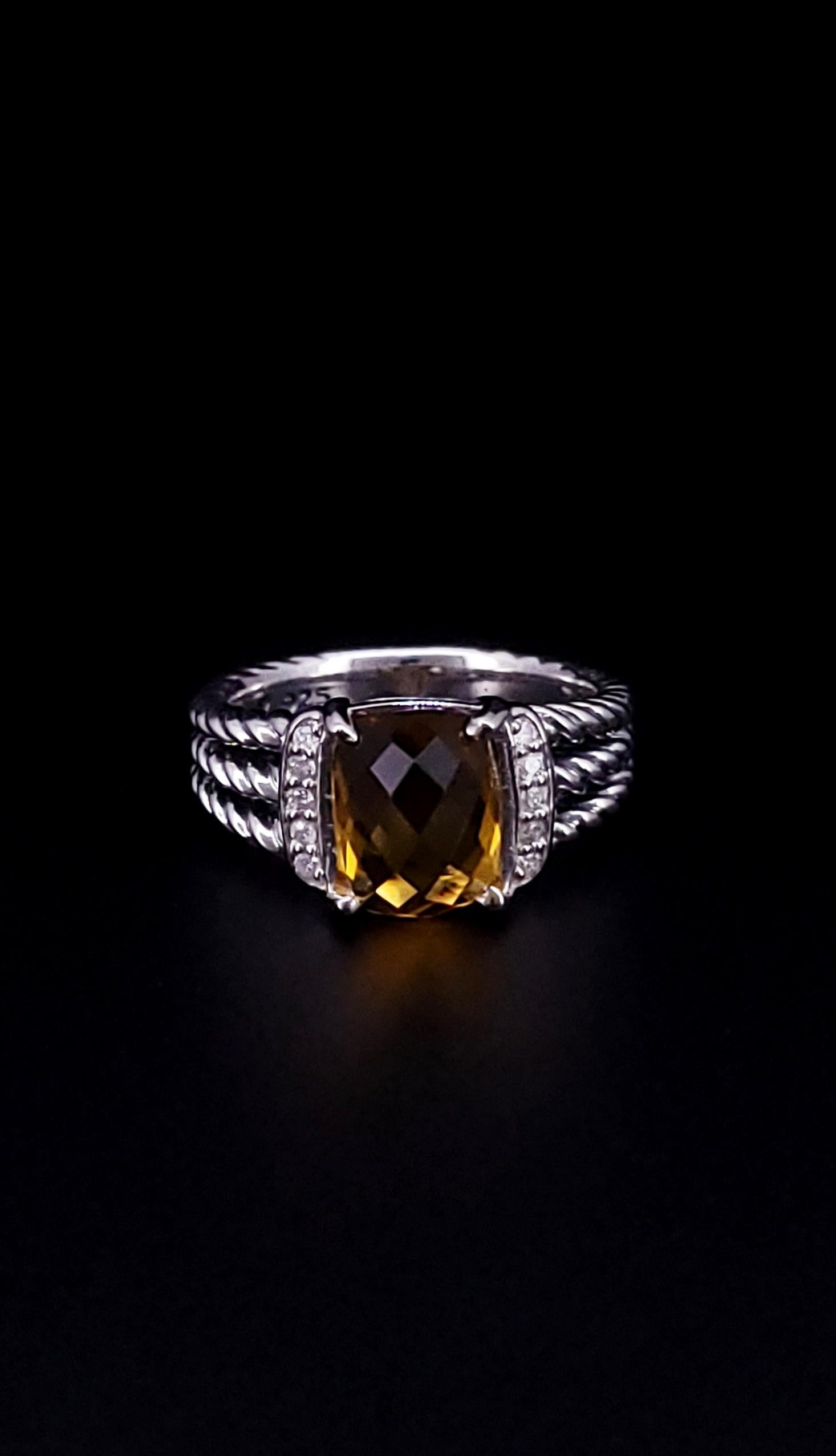 Ispirata al ritmo fluido e alla linea aggraziata del grano non raccolto, la Wheaton® Collection accentua i sottili fili del caratteristico motivo Cable di David Yurman con gemme sfaccettate in modo unico.

Argento 925
Citrino
Pietra, 10 x 8