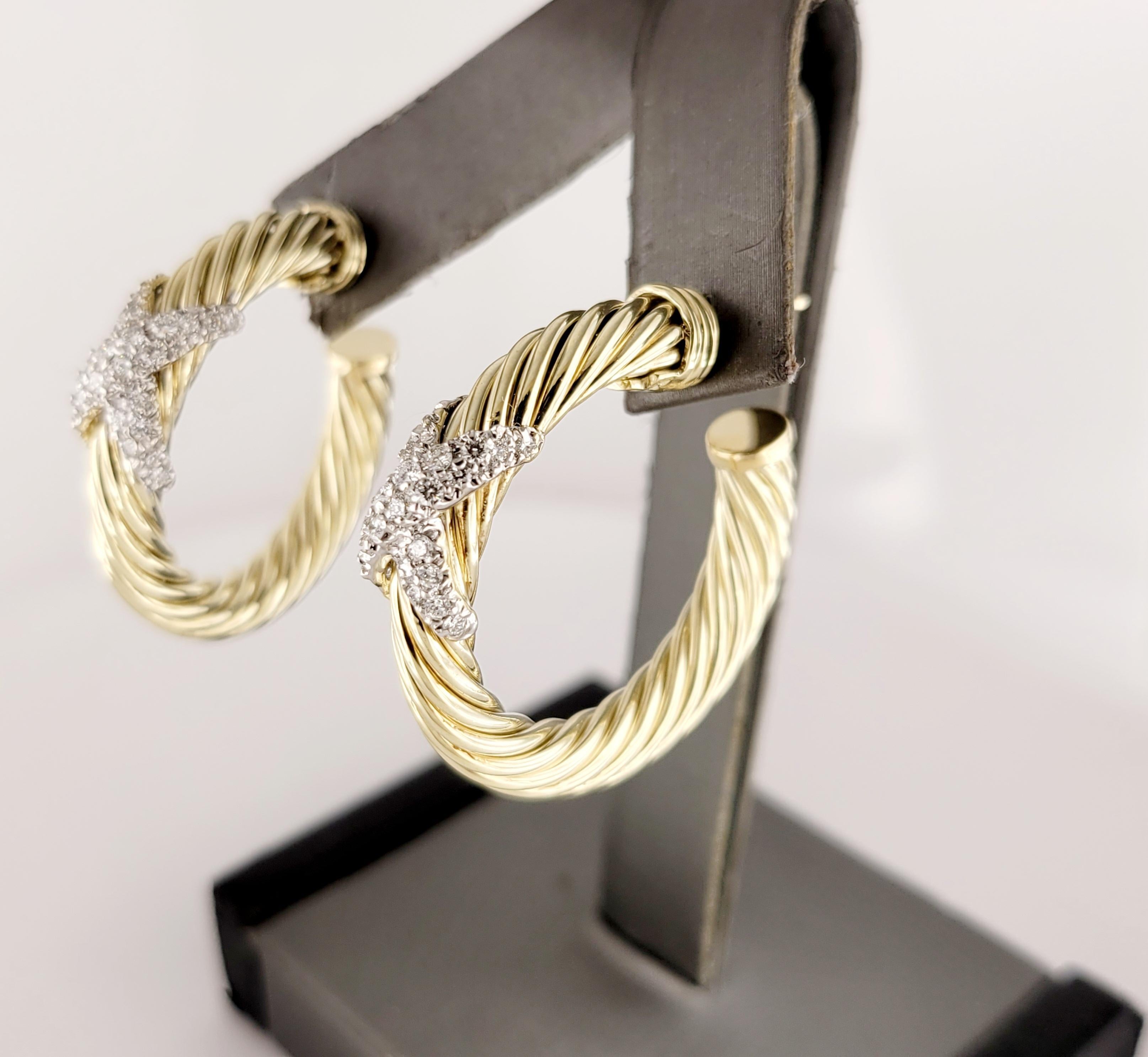 Marque David Yurman
Type de boucles d'oreilles : Cercle
MATERIAL : Or jaune 14K et diamants
Diamants : 0.10ctw
Collectional : Collection'S

Boucles d'oreilles Dimension :
Hauteur : 32 mm
Largeur : 5,1 mm

Poids : 15,2gr au total
Condit : Nouveau,