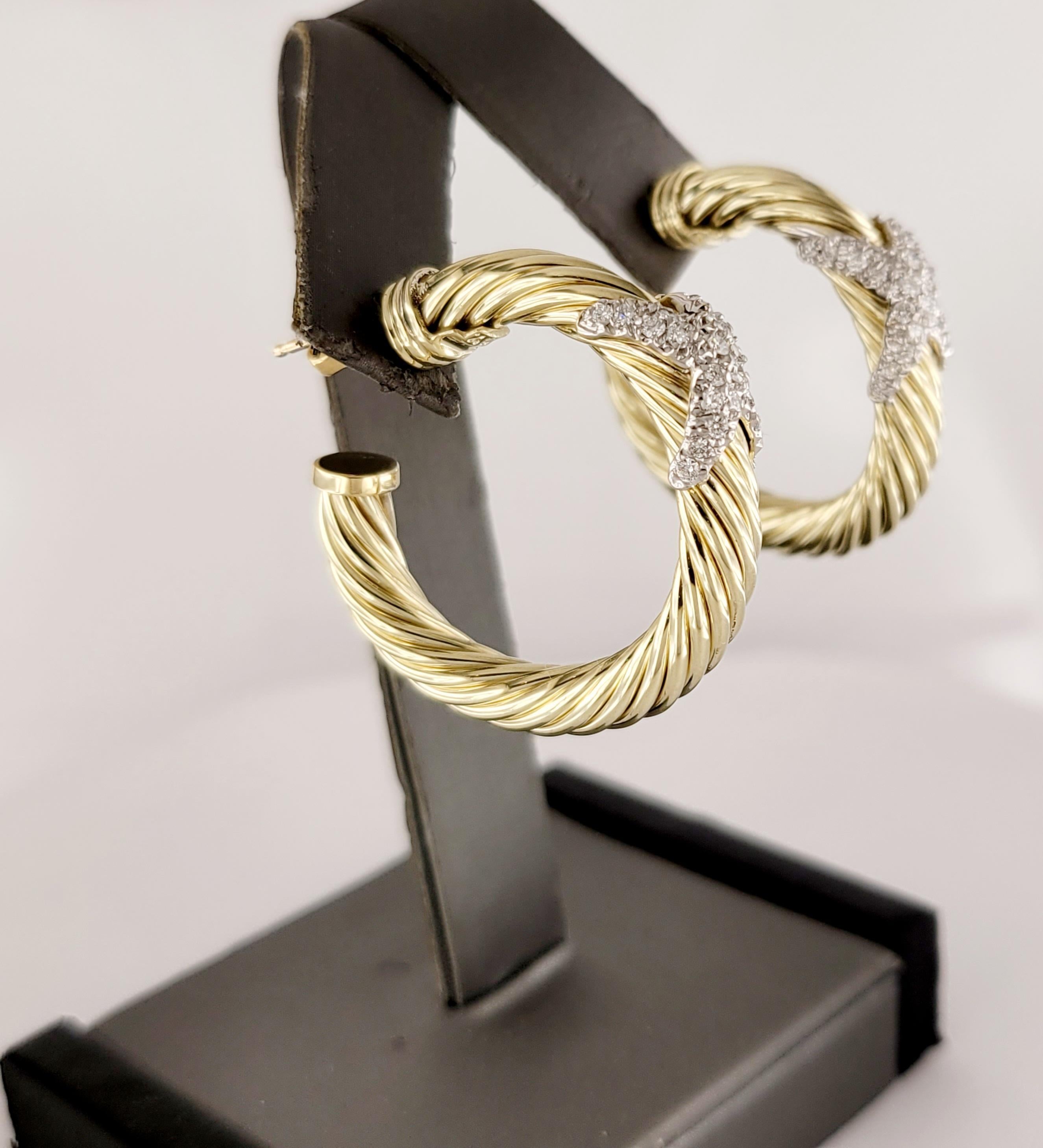 Taille ronde David Yurman Petite X Boucles d'oreilles en or jaune 14 carats avec diamants pavés en vente