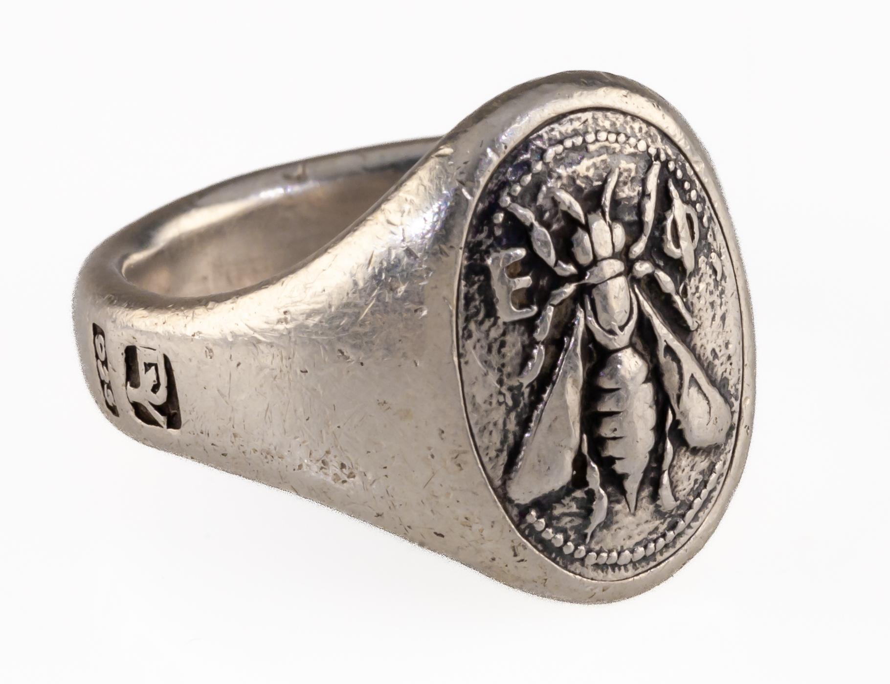 David Yurman Anello con sigillo ovale ape Petrvs misura 8 Splendido!

Splendido anello con sigillo David Yurman
Caratteristiche dell'ape su targa
Dimensioni della targa = 18 mm x 13 mm
Taglia 8
Larghezza della banda = 5 mm
Massa totale = 14.5 grammi