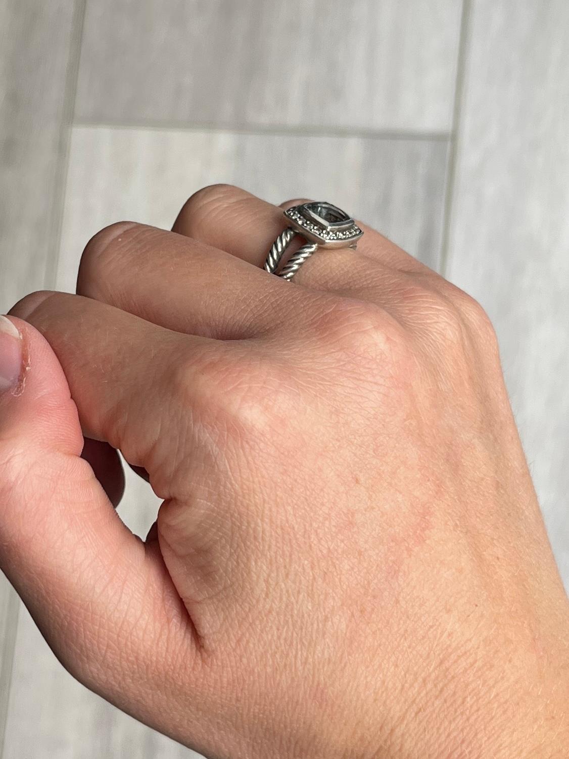 Dazzling David Yurman classic cable band ring with prasiolite sat perfectly within a halo of diamonds.

Ring Size: J 1/2 or 5.5 
Cluster Diameter: 11.5mm

Weight: 5.6g