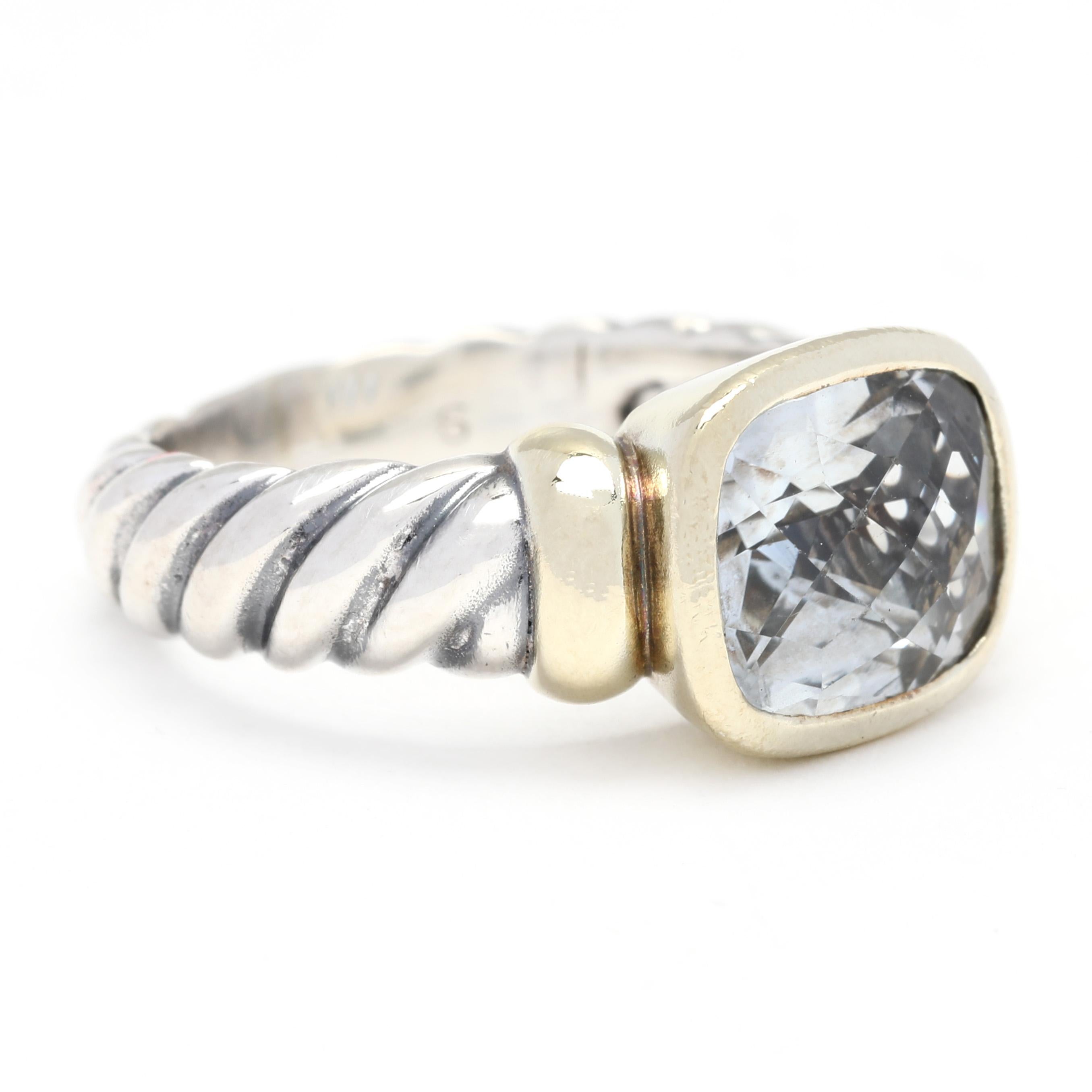 Este impresionante anillo David Yurman Noblesse Prasiolite está elaborado en oro amarillo de 14 quilates, plata de ley y prasiolita (amatista verde). El anillo presenta una delicada envoltura de cable de plata de ley que envuelve el centro de