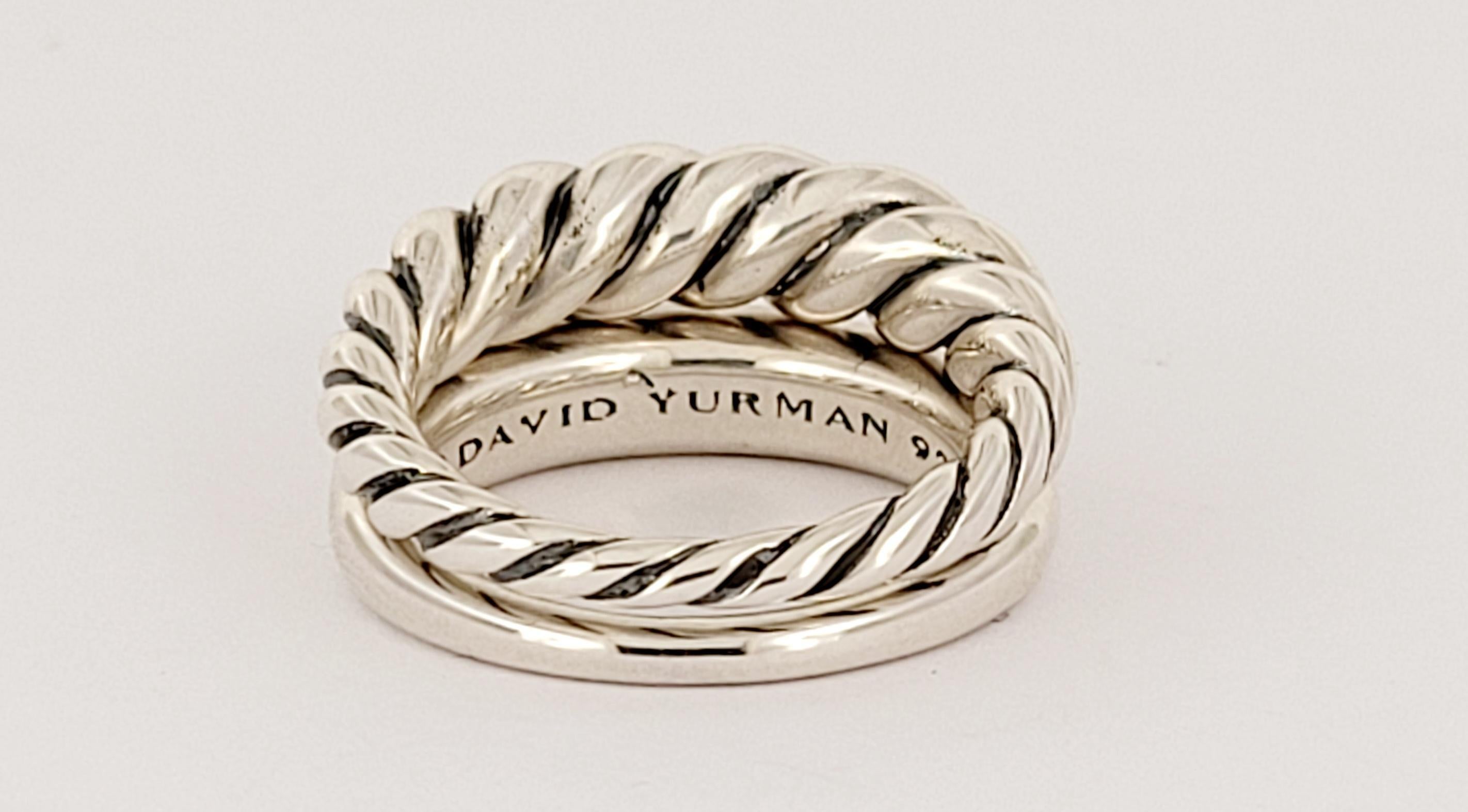 Marchio David Yurman
Anello Pure Form A
Materiale Argento Sterling 925
Anello misura 6,5
Peso dell'anello 12,6gr 
Dimensione dell'anello 5,3 mm nella parte anteriore  2,2 mm sul retro 
Condit Nuovo, mai indossato 
Viene fornito con l'astuccio David
