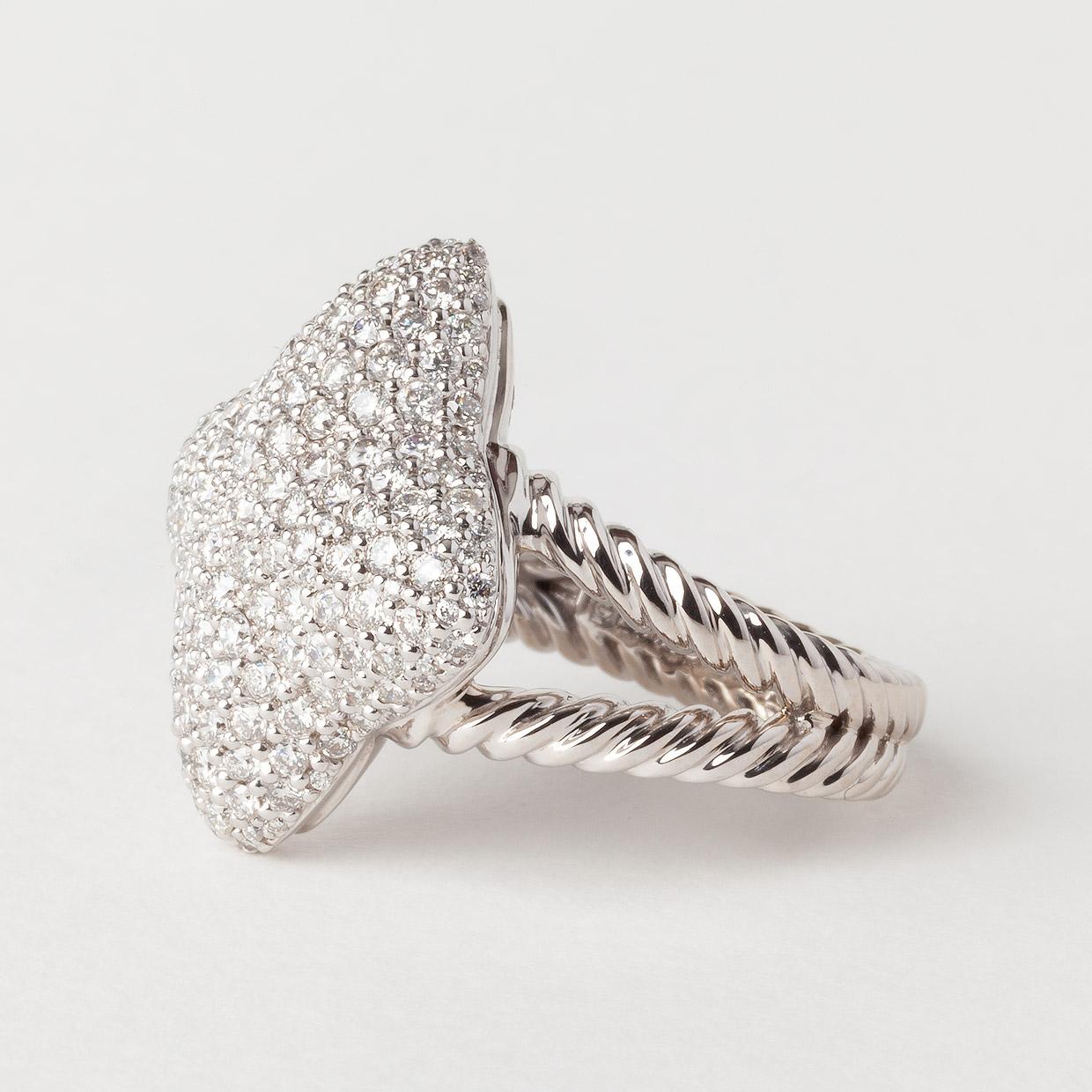 Einzelheiten zum Produkt:
Geschätzter Verkaufspreis:  $6,900.00
Zustand: Vorbesetzt
Marke: David Yurman
Kollektion: Quartrefoil
Metall: Weißgold
Gesamtkaratgewicht (TCW): 1,92
Ringgröße: 7.5
Erheblich: NO
Metallreinheit: 18k
Stil: STATEMENT


Die