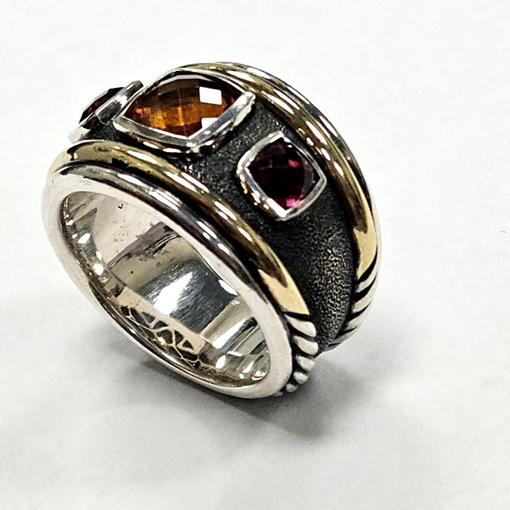 David Yurman Renaissance 3-Stone Ring en argent sterling et or 14K avec citrine et grenats - Taille 7

Intemporelle et rayonnante, cette authentique bague Renaissance de David Yurman présente un trio harmonieux de pierres précieuses en argent