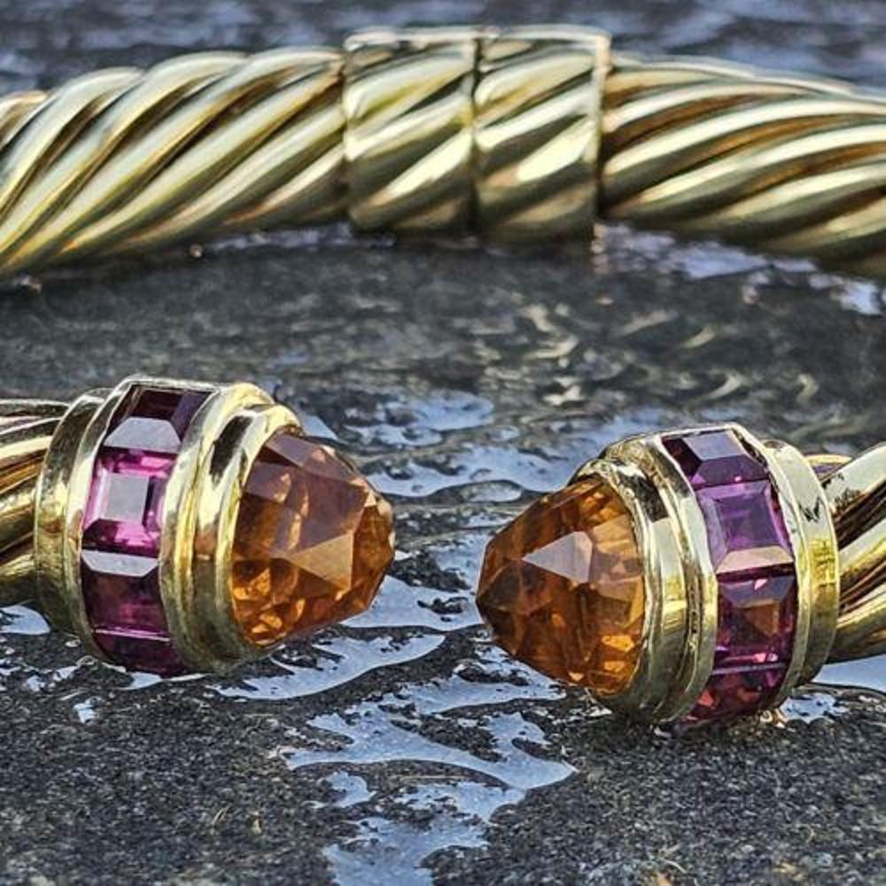 Questo splendido bracciale David Yurman Renaissance ha una larghezza di 10 mm con estremità di citrino sfaccettato e pietre di granato rodolite incastonate in oro giallo 14k. Lo stile vintage e il design del bracciale lo rendono un'aggiunta perfetta