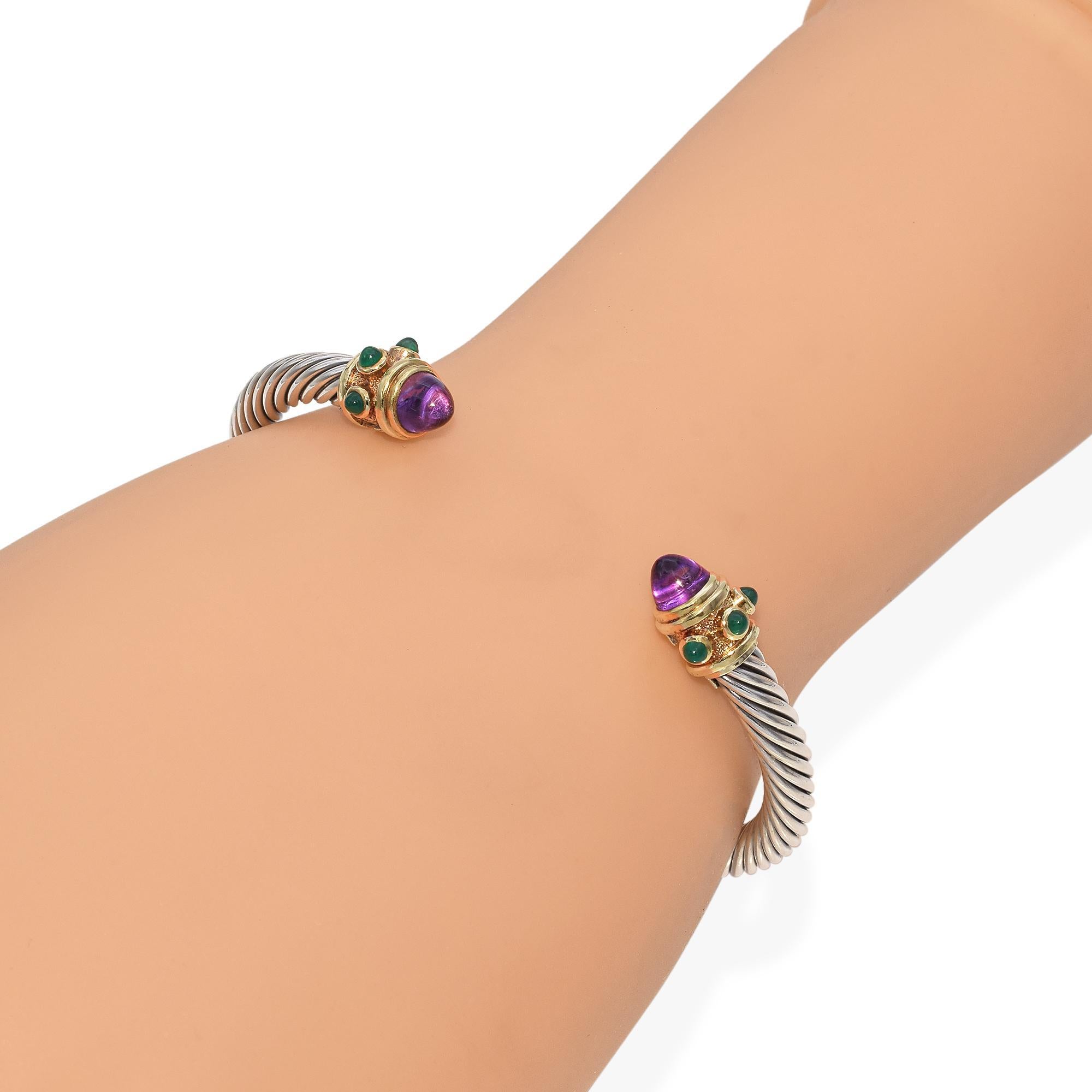 Bracciale bangle David Yurman in oro 14k e argento sterling con ametista viola e crisoprasio verde.

Peso: 29,5 grammi 
Pietra: Ametista e Crisoprasio cabochon 
Misure: 6,75 pollici 
Marchio di garanzia: Yurman 14k Sterling