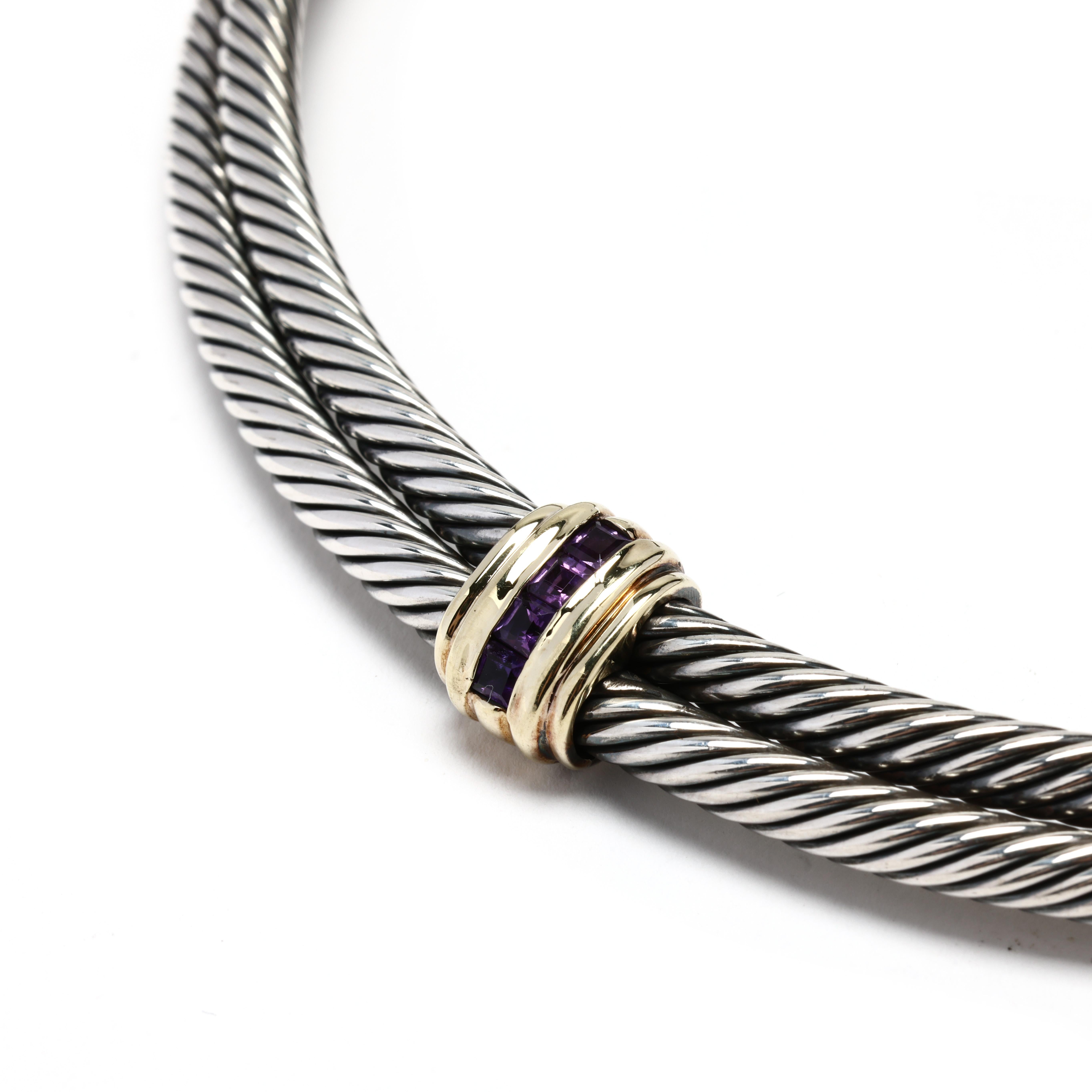 Questo splendido girocollo David Yurman è caratterizzato da affascinanti pietre di granato rodolite incastonate in argento sterling con accenti in oro giallo 14k. Il colore rosso intenso del granato aggiunge un tocco di eleganza a qualsiasi