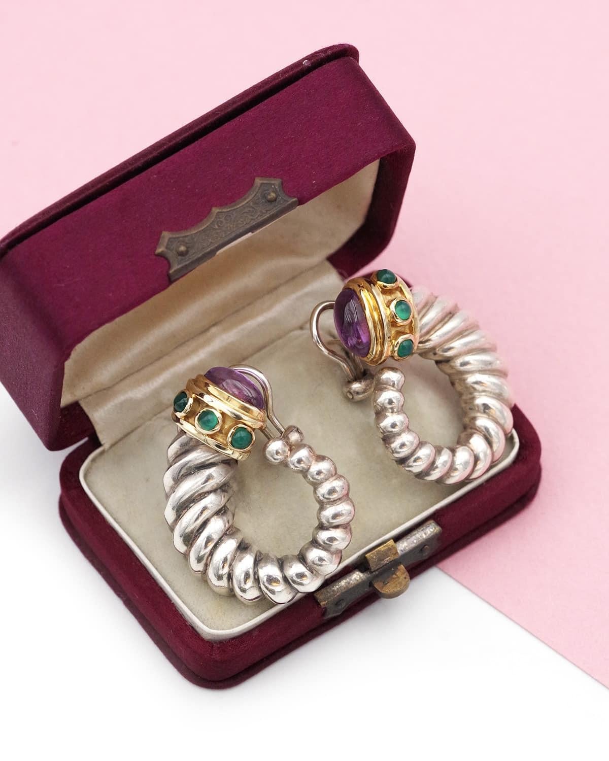 Pendientes David Yurman schrimp Renacimiento de oro de 14 quilates y plata. Estos pendientes de plata en forma de espiral terminan en una ancha banda de oro de 14 quilates. El pendiente está engastado con cabujones de crisoprasa y un cabujón de
