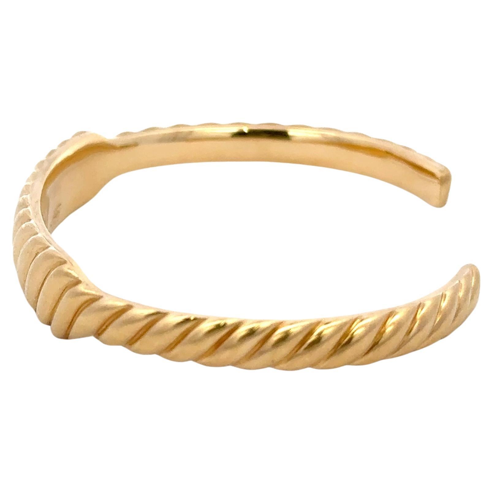 Issue de la Collection Sculpted Cable pour femmes, cette manchette David Yurman pèse 18,2 grammes, en or jaune 18 carats. 

Bracelet manchette en câble sculpté Mesures :
4.8 mm-9 mm

XS/Petite taille