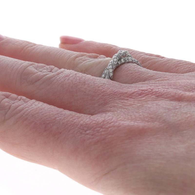 De las mujeres Anillo David Yurman de oro blanco de 18 quilates con cable esculpido, pavé, flexible y 2 filas de diamantes SZ6 en venta