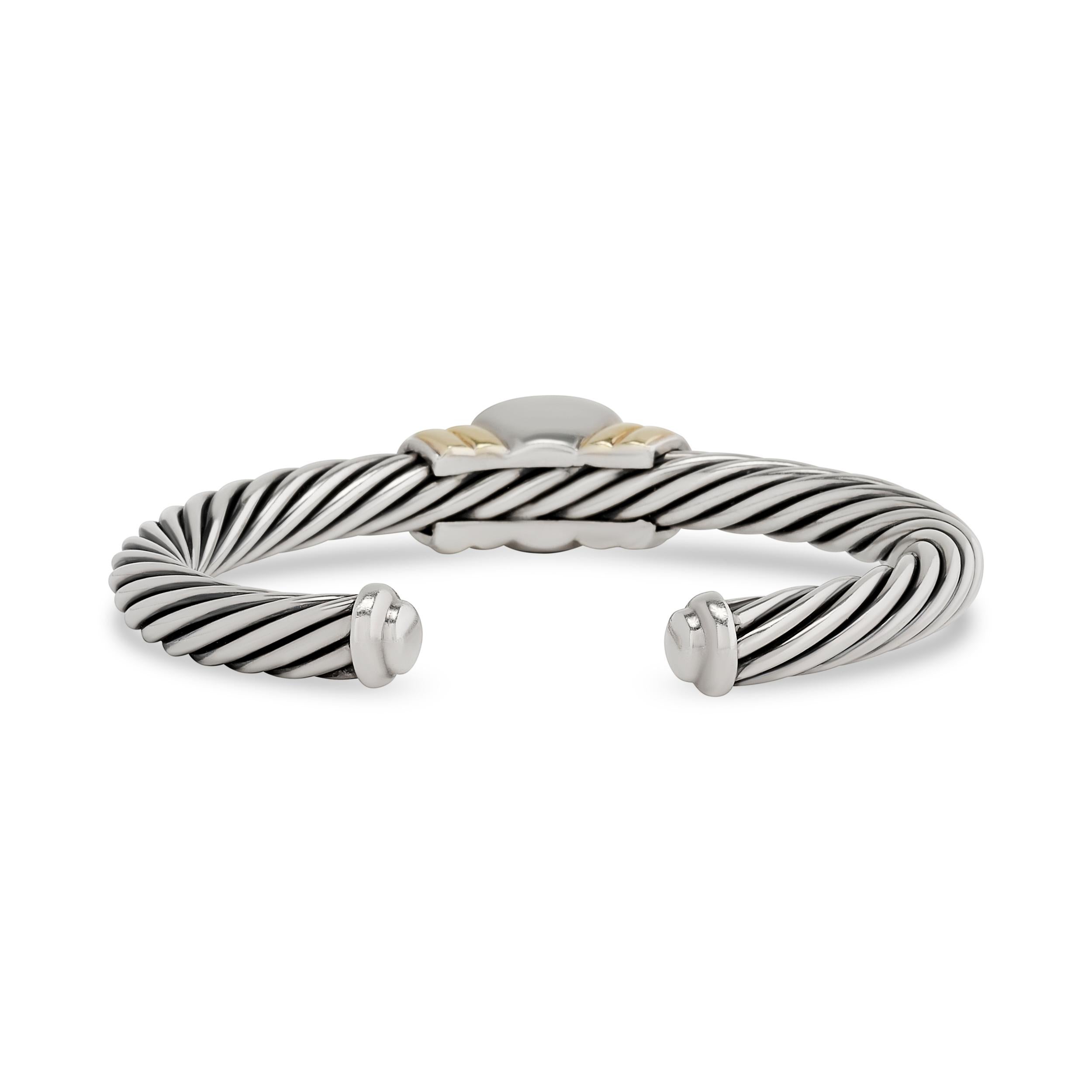 Un bracciale David Yurman con una straordinaria gemma citrina incastonata in argento e oro giallo.
Il citrino taglio cuscino pesa circa 6,30 carati.

Firmato 