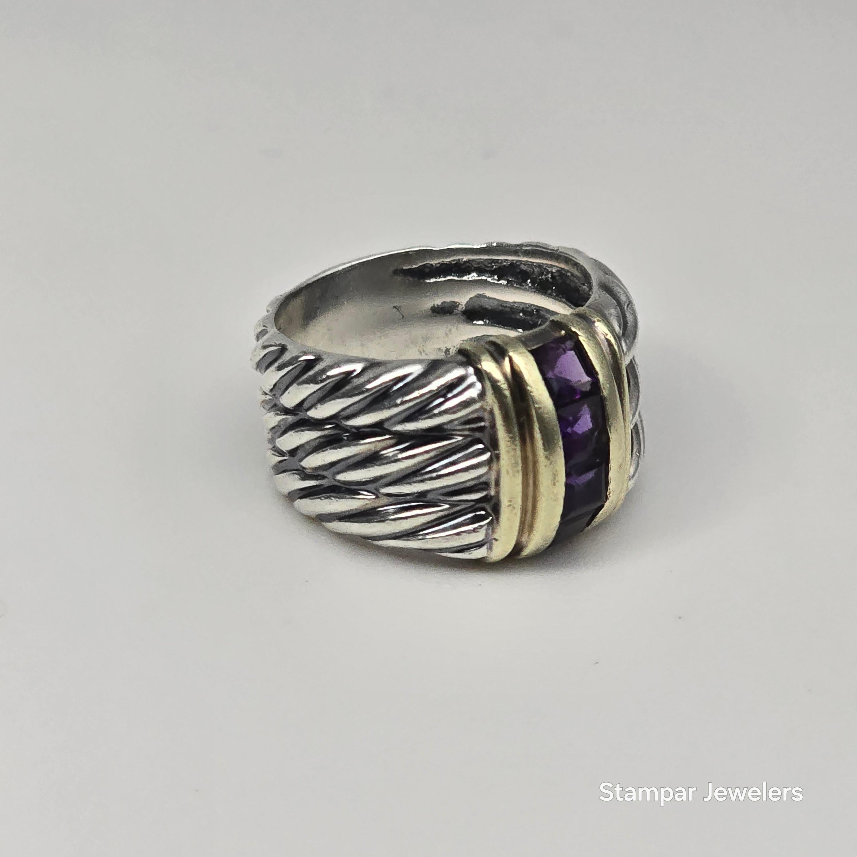Wunderschöner David Yurman Ring mit Amethyst aus 14KT Gold und Silber. Aus Vorbesitz, Jahr unbekannt. Amethyste sind natürlich. Der Ring wird in einer Geschenkbox geliefert.

WAS SIE BEI STAMPAR JEWELERS BEKOMMEN:
Stampar Jewelers, im Herzen von