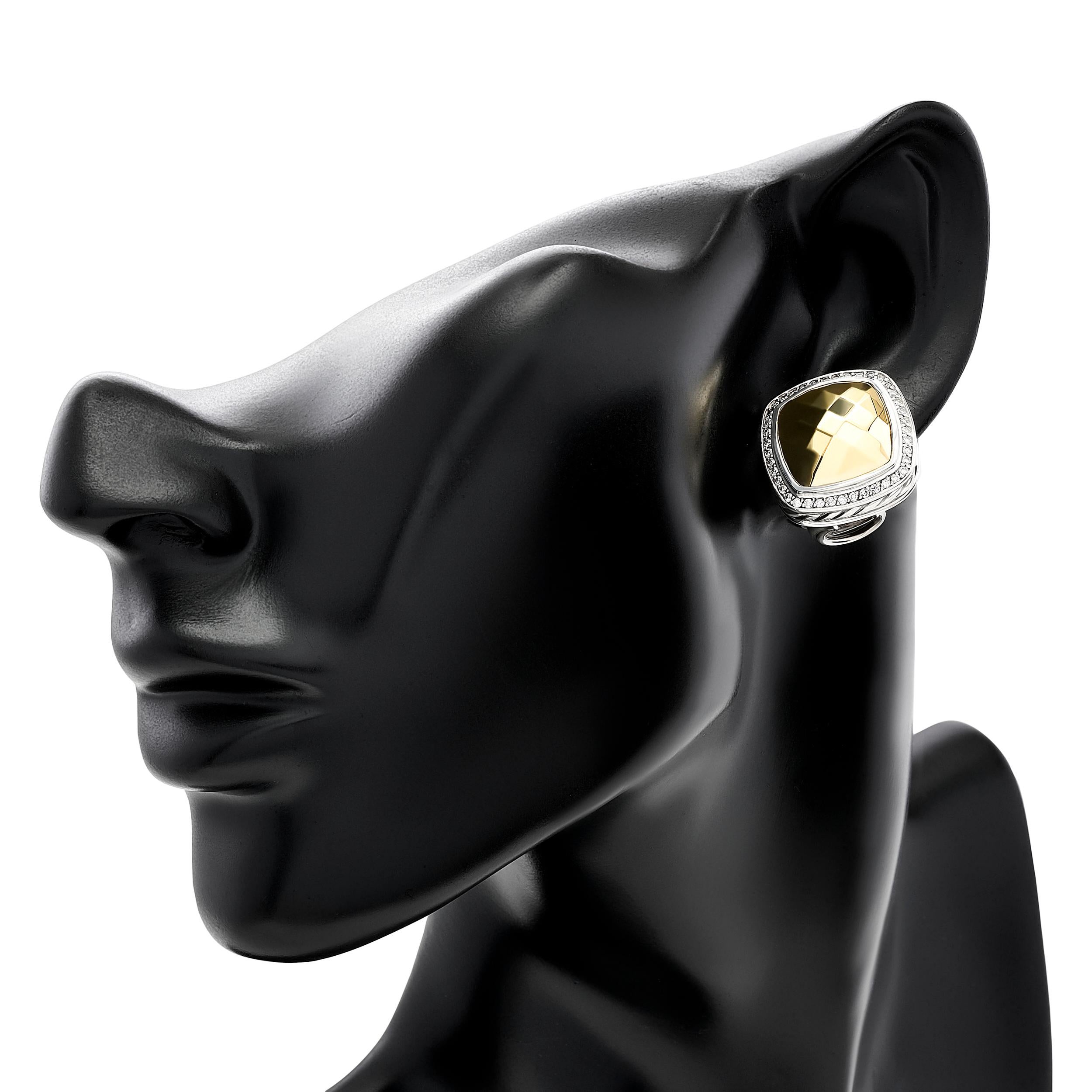 Die David Yurman Albion Ohrringe kombinieren die kontrastierenden Texturen von Silber und gehämmertem Gold, verziert mit einem funkelnden Diamantenhalo, was zu einer faszinierenden Mischung aus Modernität und klassischem Charme führt.

Die 82 runden