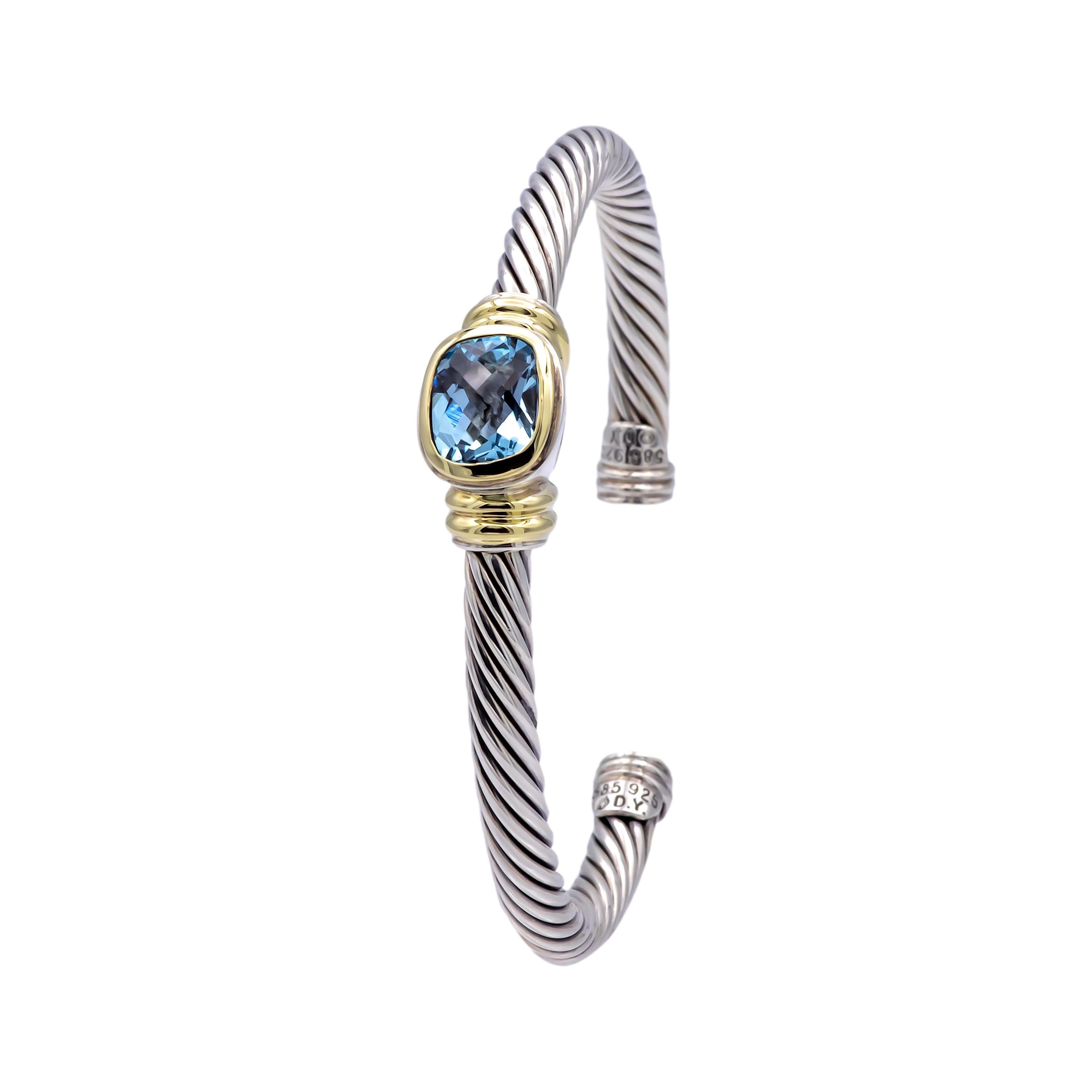 David Yurman offenes Manschettenarmband aus der Collection'S Noblesse aus Sterlingsilber mit einem mittelgroßen, tiefblauen Topas im Kissenschliff, eingefasst in eine Lünette aus 14 Karat Gelbgold. Das Armband ist 5 mm breit und passt an Handgelenke
