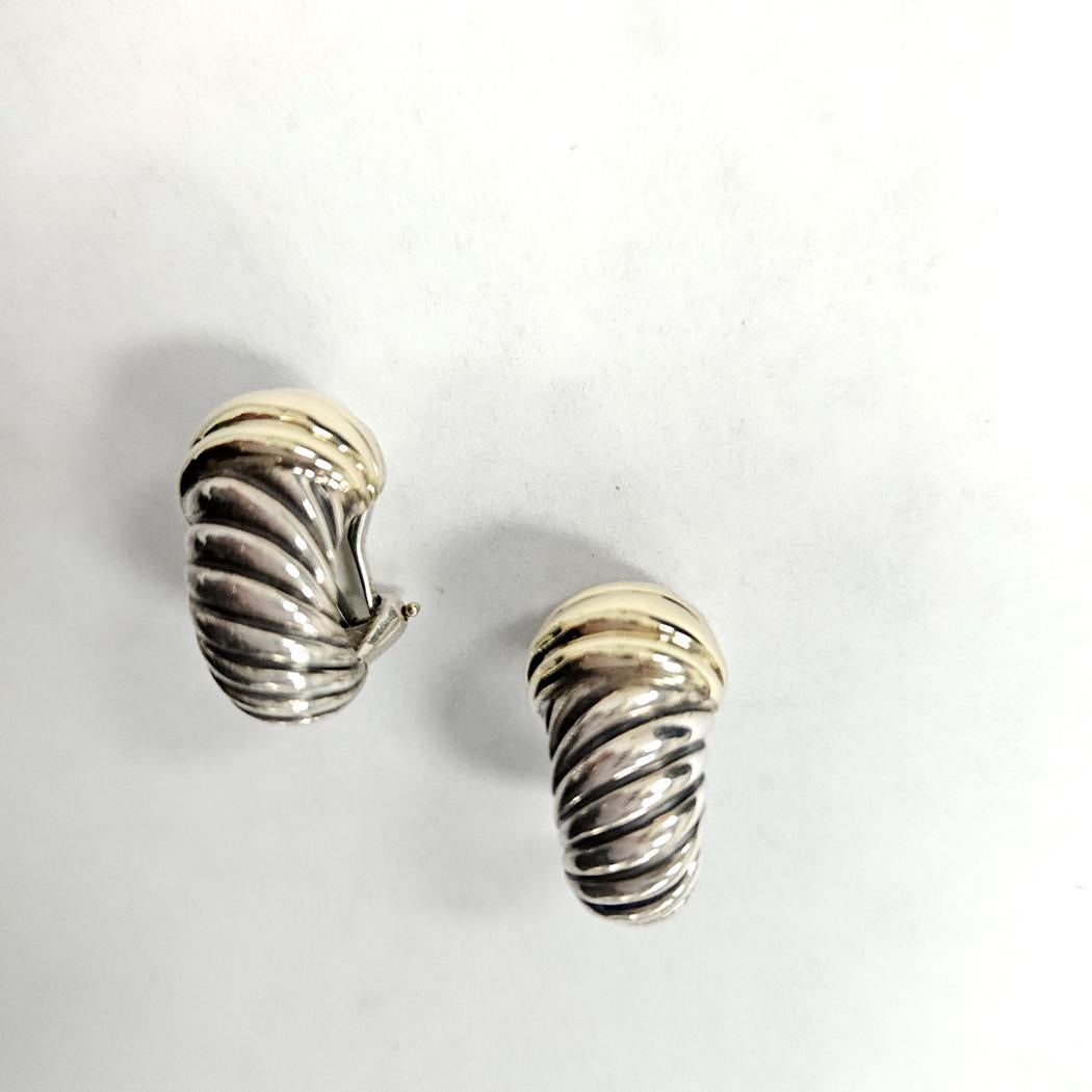 Orecchini con gamberetti David Yurman - Argento e oro giallo 14 carati, chiusura a clip, CIRCA anni '90

Questi autentici orecchini David Yurman Small Thoroughbred Shrimp mostrano l'eleganza scultorea di una delle collezioni più durature del