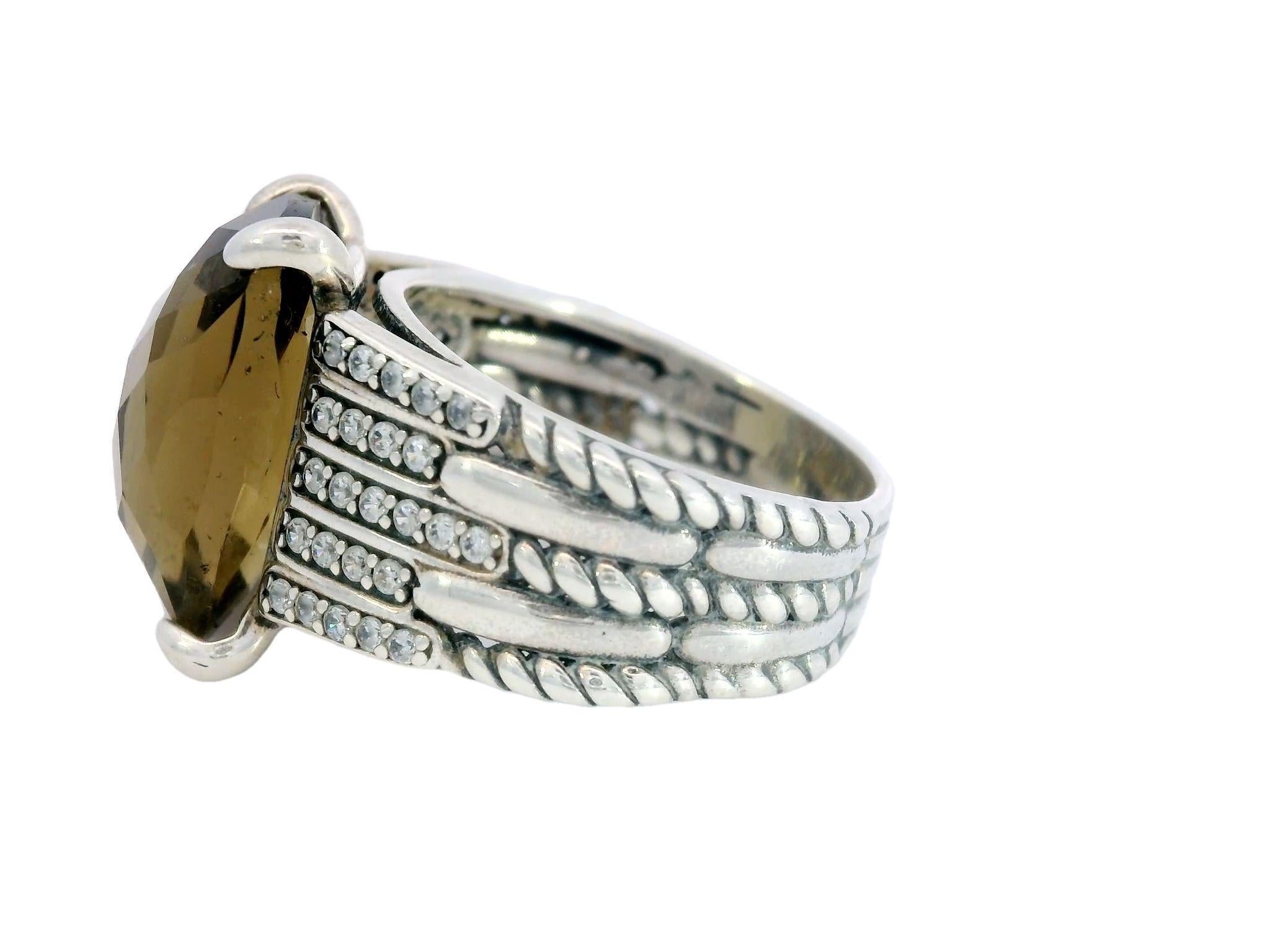 Anello David Yurman Quarzo fumé in argento sterling con diamanti

Questo accattivante anello di quarzo di David Yurman è davvero un'opera d'arte. Al centro c'è una splendida pietra di quarzo con taglio a cuscino, del peso di 7,4 carati. Il quarzo è