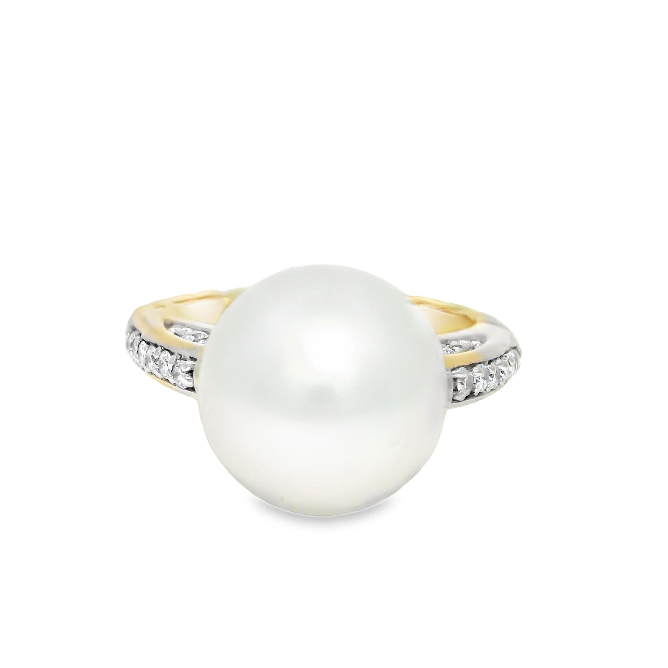 David Yurman 18k Yellow Gold South Sea Pearl & Natural Diamond Ring

Crafted in 18-karat yellow gold, this ring features a South Sea Pearl and natural diamonds. We have a large collection of designer jewelry, as we have been buying designer jewelry