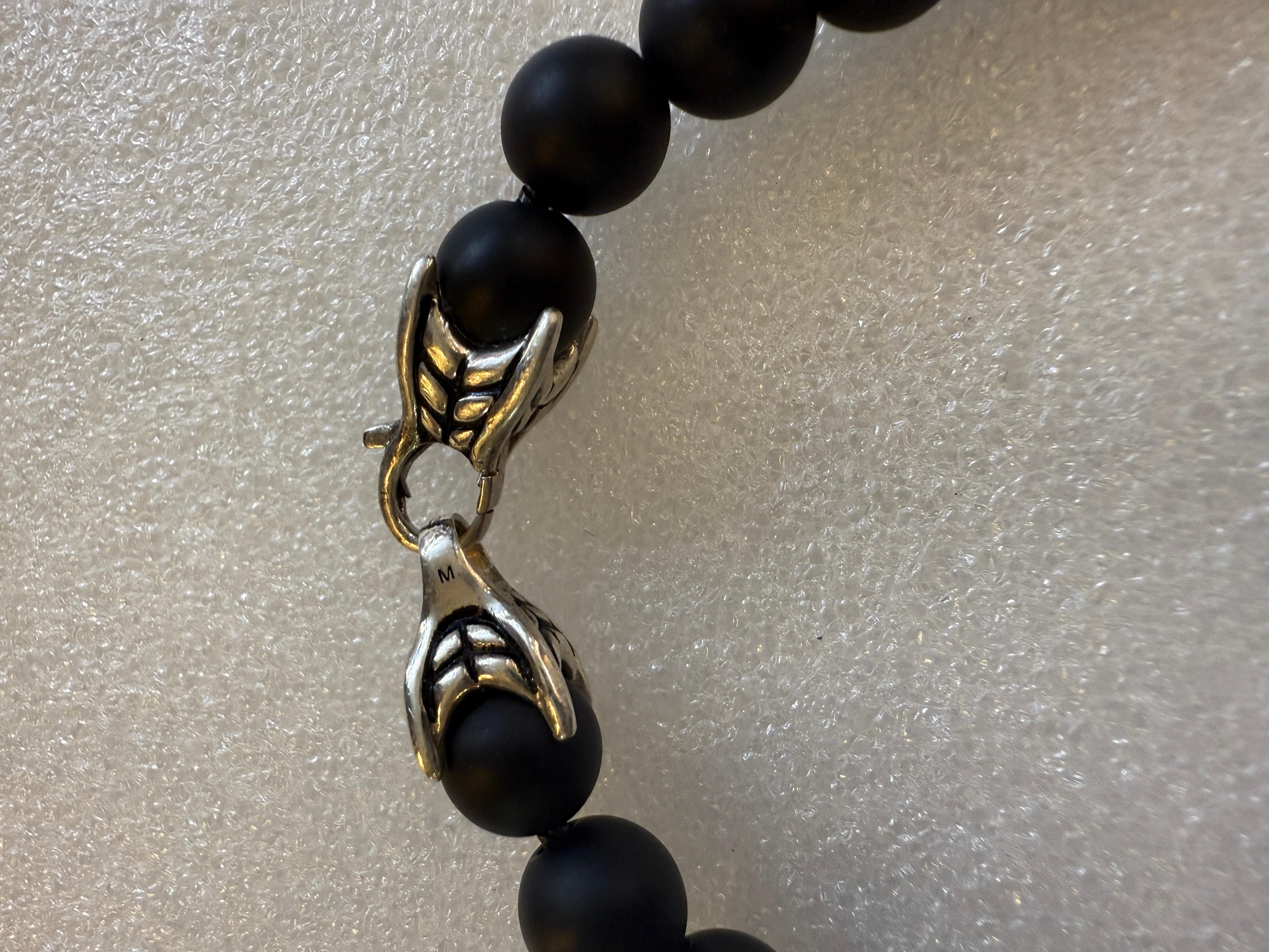 Perles d'onyx noir : Ces colliers mettent en valeur la couleur noire profonde de l'onyx, souvent associée à la force et à la stabilité.

Collectional de perles spirituelles : Ces pièces s'inspirent des perles de prière et se veulent symboliques et