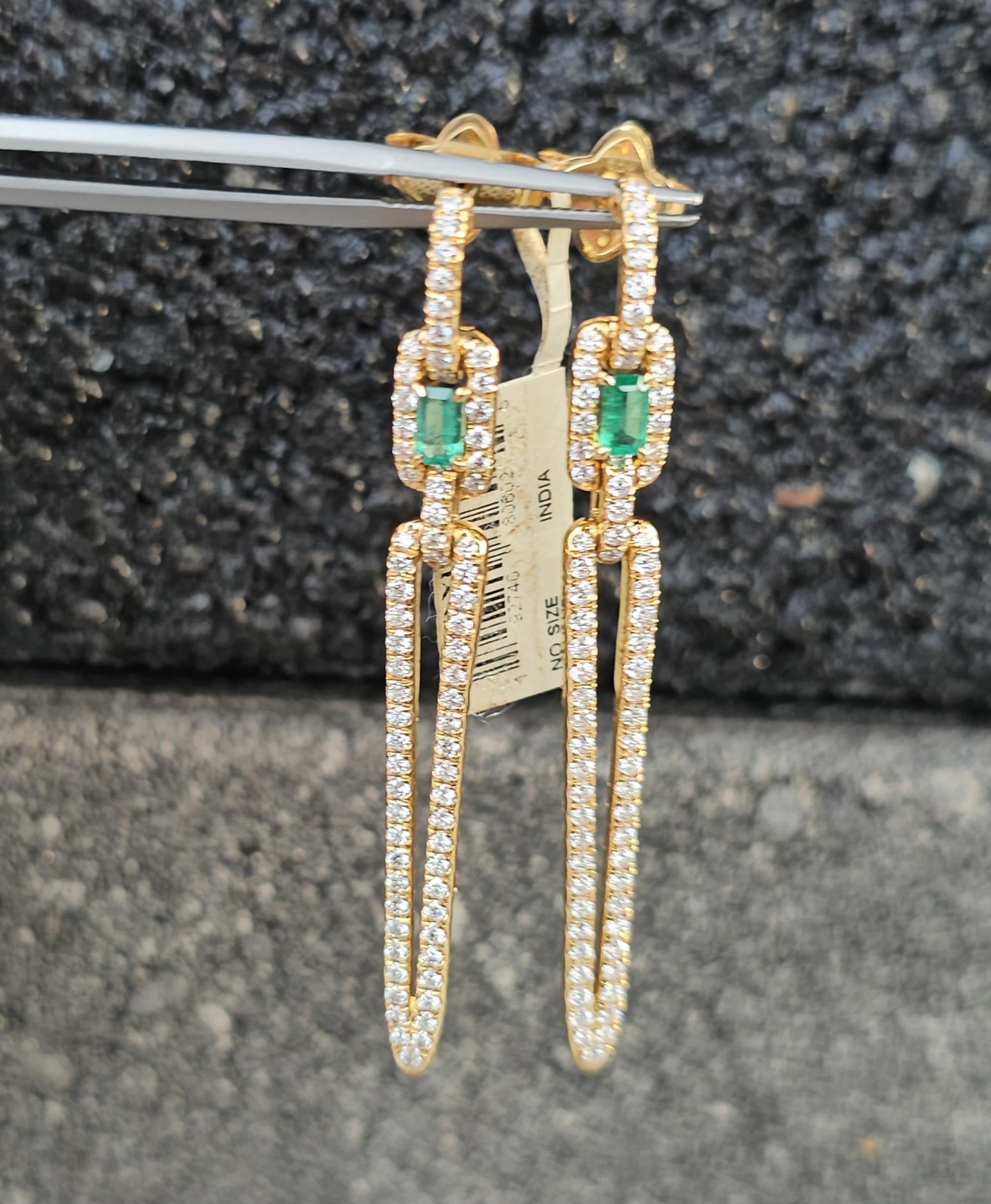 Mettez en valeur votre élégance avec ces superbes boucles d'oreilles pendantes David Yurman Stax émeraude diamant. Réalisées en or 18 carats, ces boucles d'oreilles sont ornées d'émeraudes vibrantes comme pierre principale, magnifiquement complétées