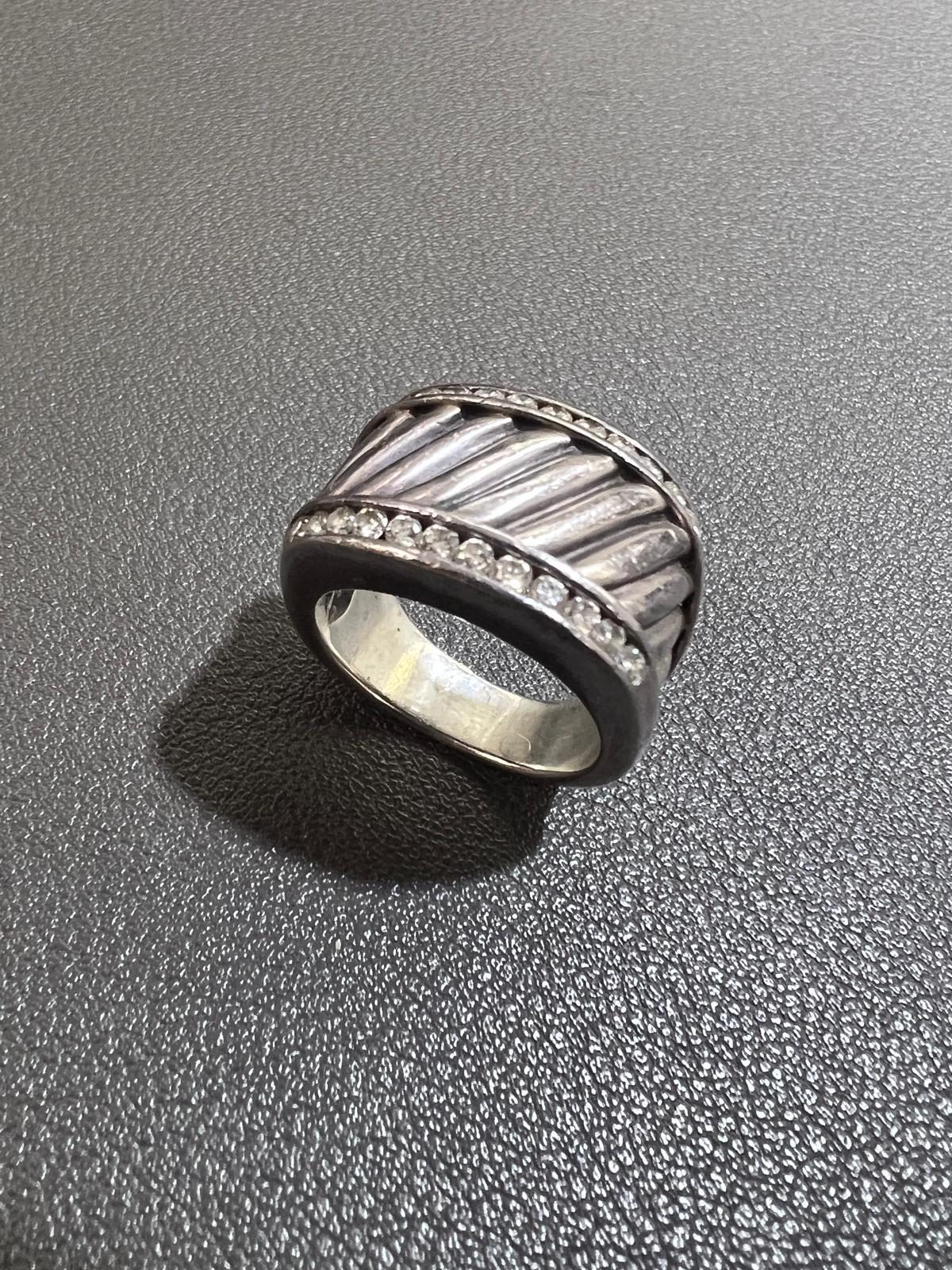 Taille ronde David Yurman, bague à anneau de style câble en argent sterling et diamants, taille 5,5 en vente