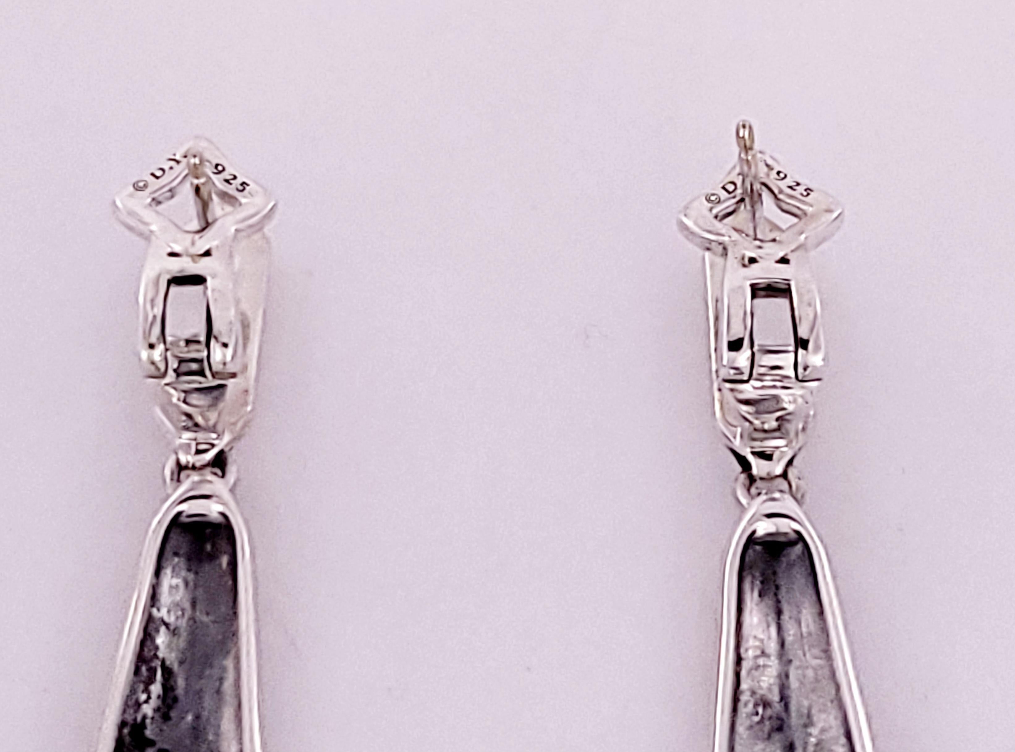 Orecchini a frangia con diamanti David Yurman
Materiale Argento Sterling925

Dimensioni degli orecchini:
Lunghezza 3,5'' dalla serratura al fondo
Otto diamanti rotondi 
Peso: 18,2 gm
Timbro D.Y.925
Condizione Pre-owned
Prezzo al dettaglio: $ 2.800