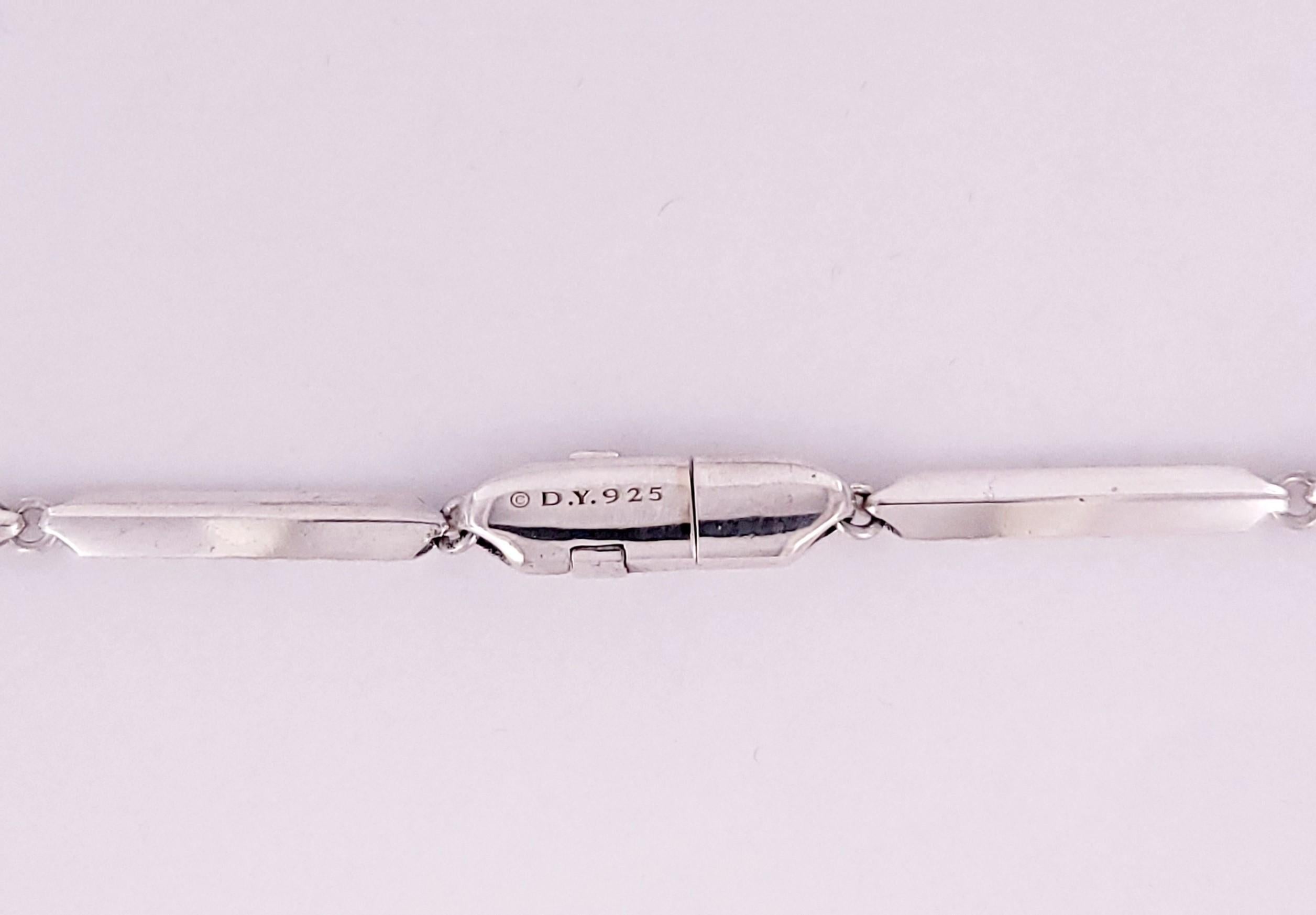 David Yurman Collana con frange e diamanti
Materiale Argento Sterling925

Misura della collana:
Lunghezza 17'' chiuso da cima a fondo.
Peso della collana: 84,7 gm
Timbro D.Y. e 925 sulla chiusura.
Otto diamanti rotondi

Condit: Pre-posseduto.
Prezzo