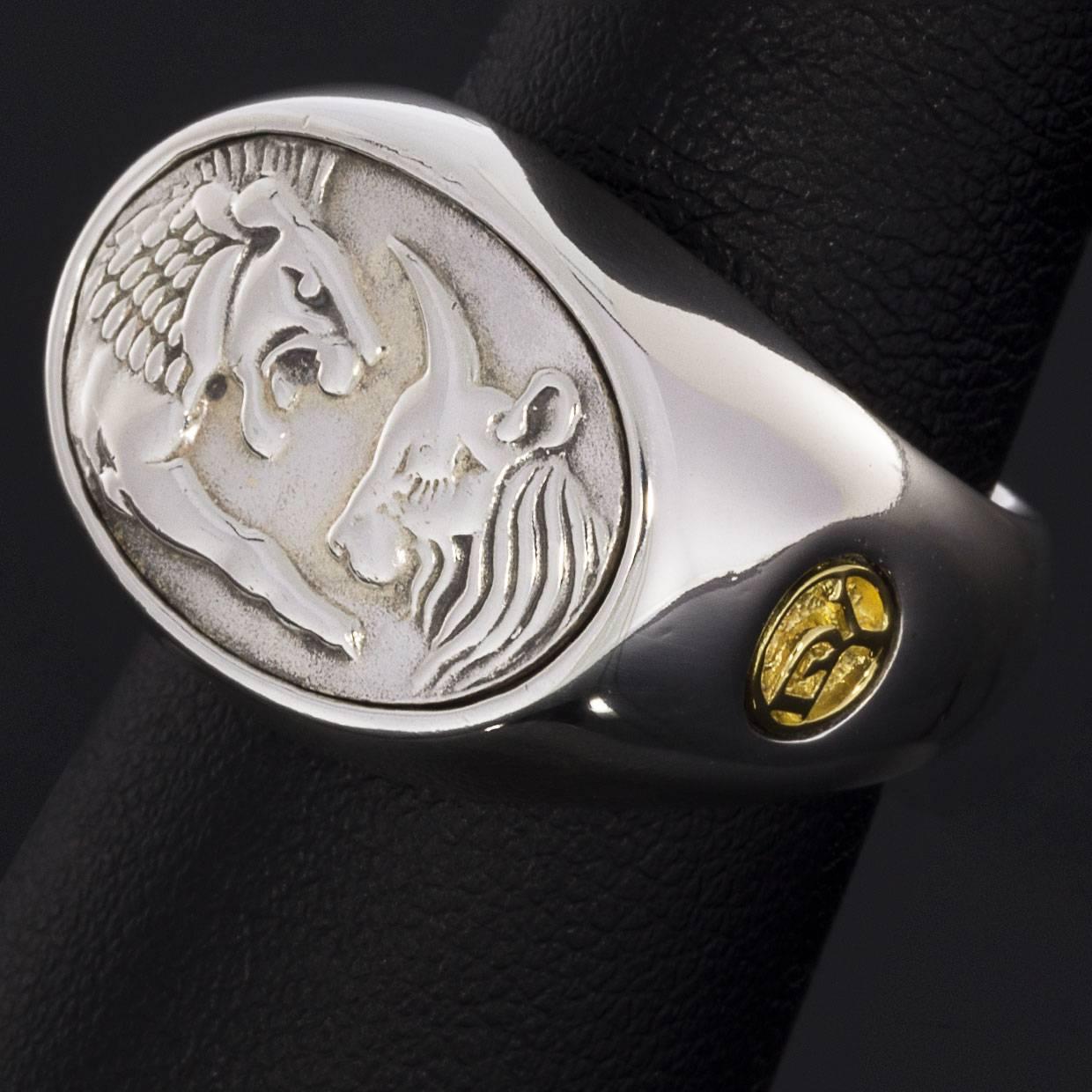 David Yurman Sterling Silver & Yellow Gold Mens Petrvs Lion Signet Ring Size 9.5 In Excellent Condition In Columbia, MO