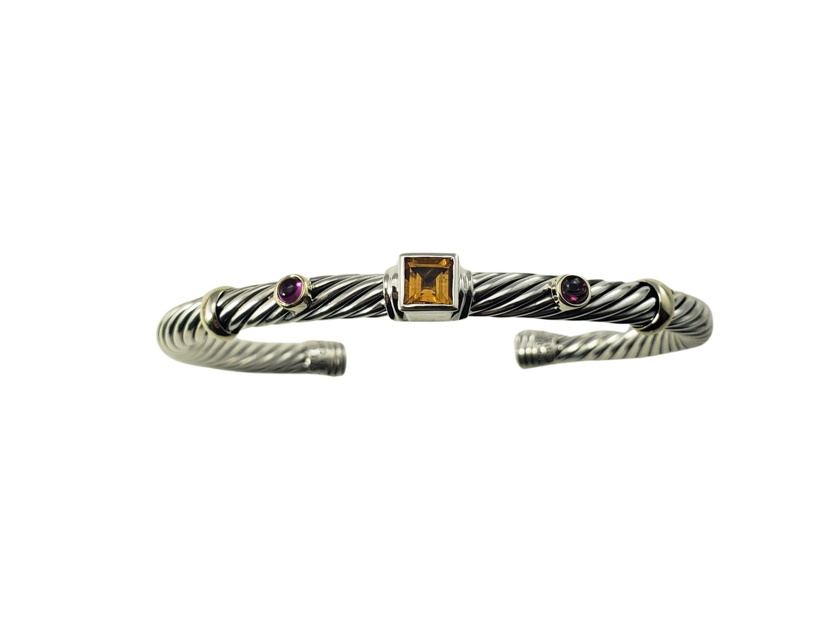 David Yurman Sterling Silber und 14 Karat Gelbgold Citrin und Amethyst Manschettenarmband-

Dieses schöne Kabelarmband von David Yurman ist mit einem quadratischen Citrin (6 mm x 6 mm) und zwei Cabochon-Amethysten (3 mm) verziert, die in wunderschön