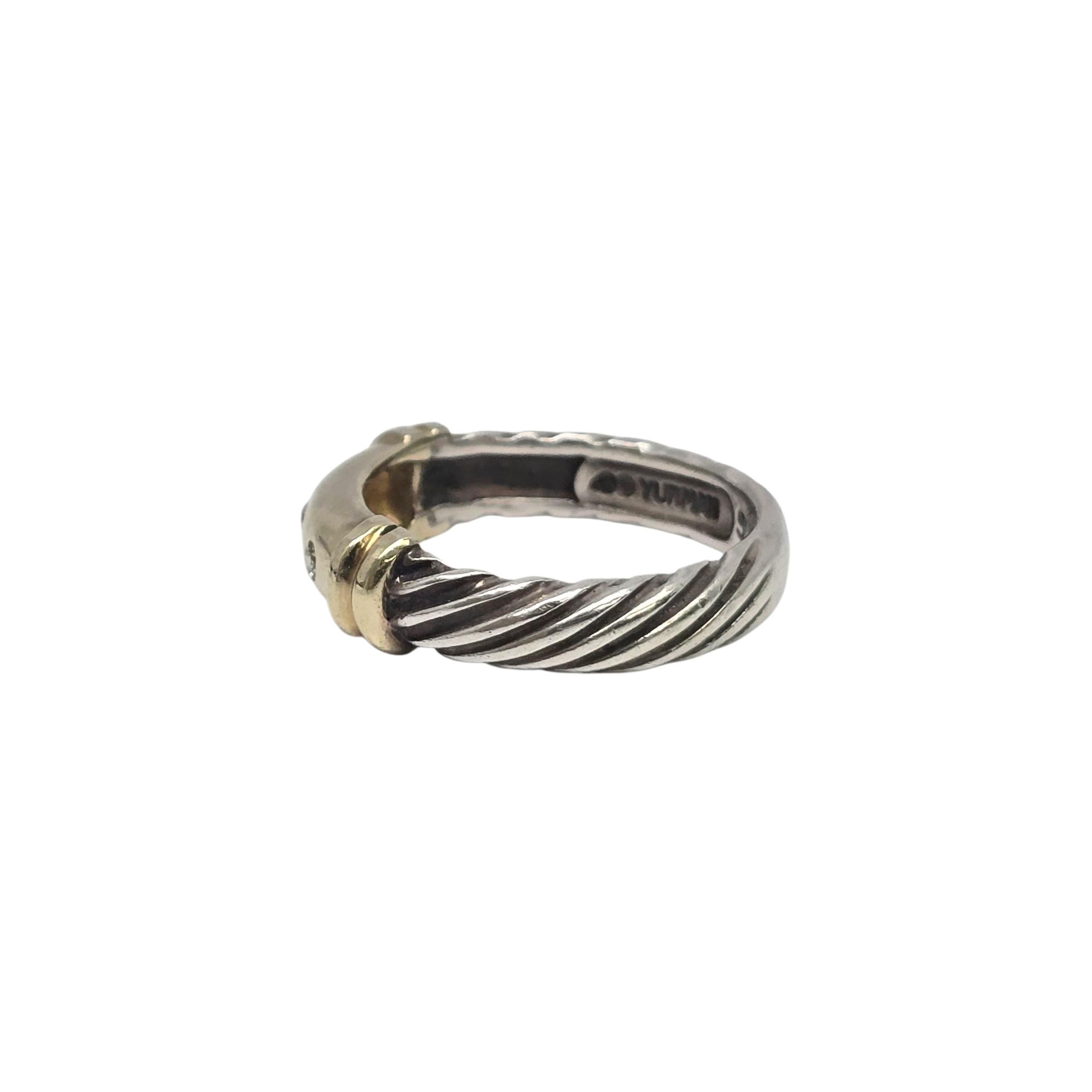 David Yurman sterling silver and 14K yellow gold 3 diamond Metro Band Ring

Size 5 1/2

A beautiful silver twist band featuring a smooth polished gold center with 3 small diamonds.

Weighs approx 3.5g, 2.2dwt

Measures approx 4.5mm wide, 2 side