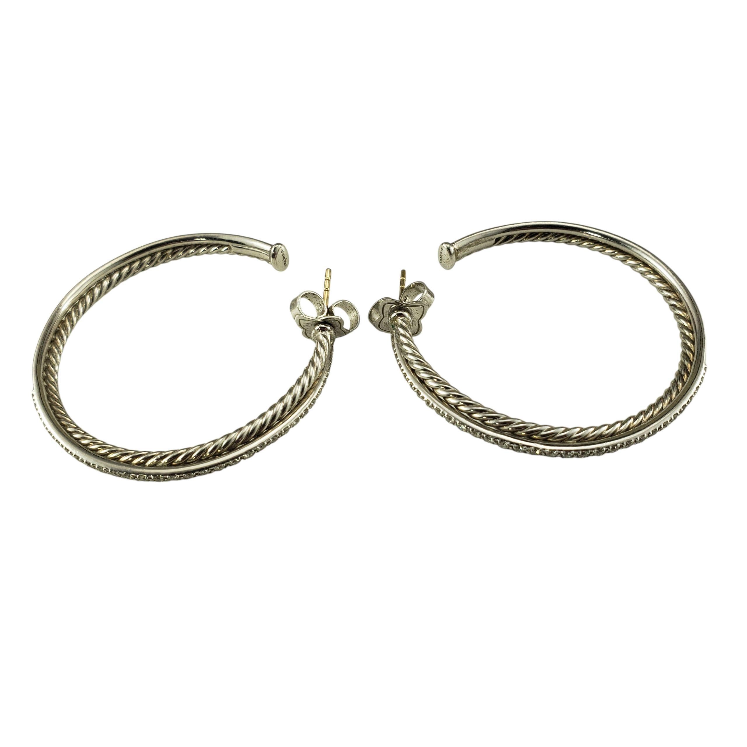 David Yurman - Orecchini a cerchio incrociati in argento massiccio/14K con diamanti.

Questi straordinari orecchini a cerchio incrociato di David Yurman sono impreziositi da 31 diamanti rotondi taglio brillante che aggiungono brillantezza e
