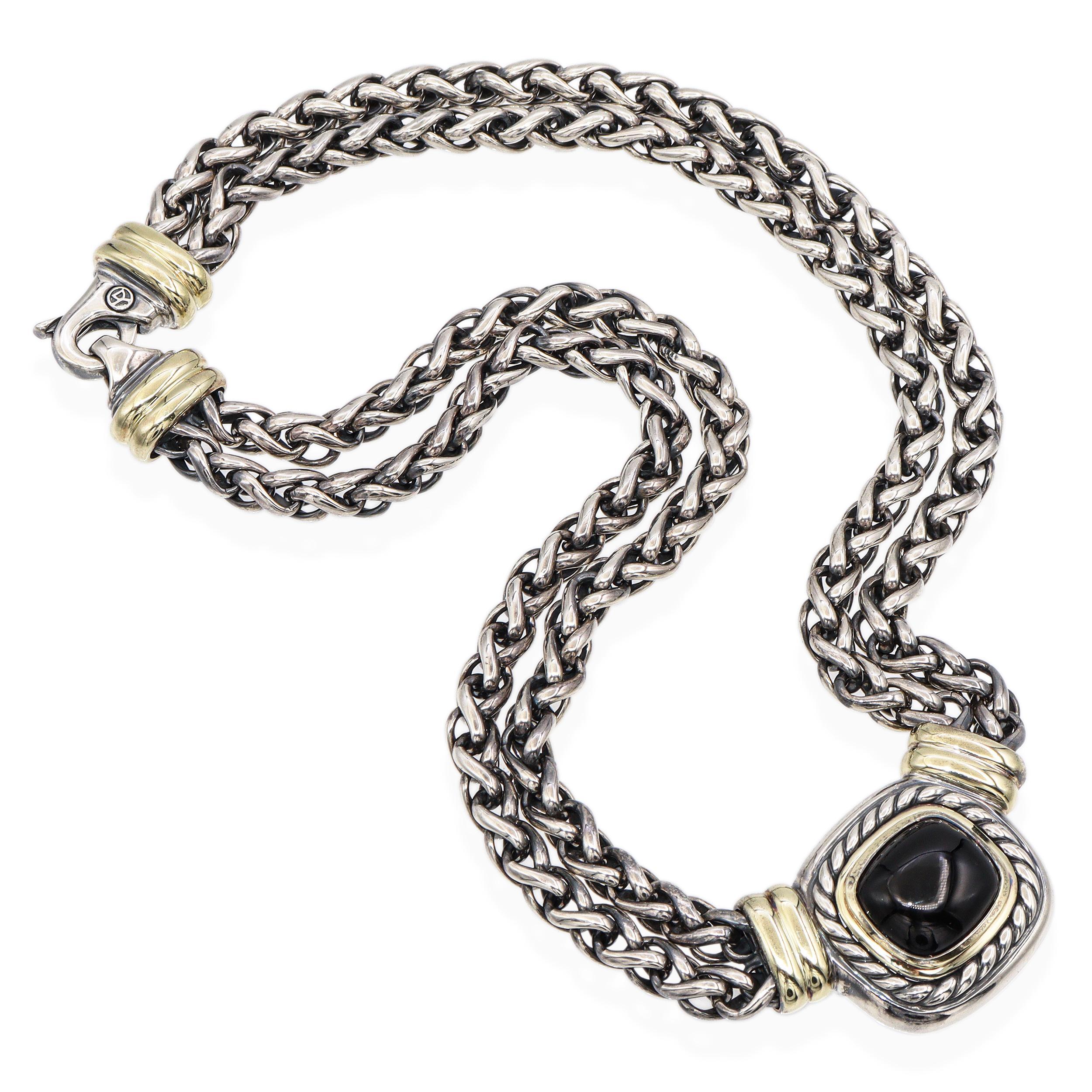 Elegante collar David Yurman elaborado en plata de ley con ricos detalles en oro amarillo de 14 quilates, con un llamativo centro de ónice negro talla cojín. El diseño de doble cadena de trigo confiere a la pieza un aspecto audaz y dimensional,