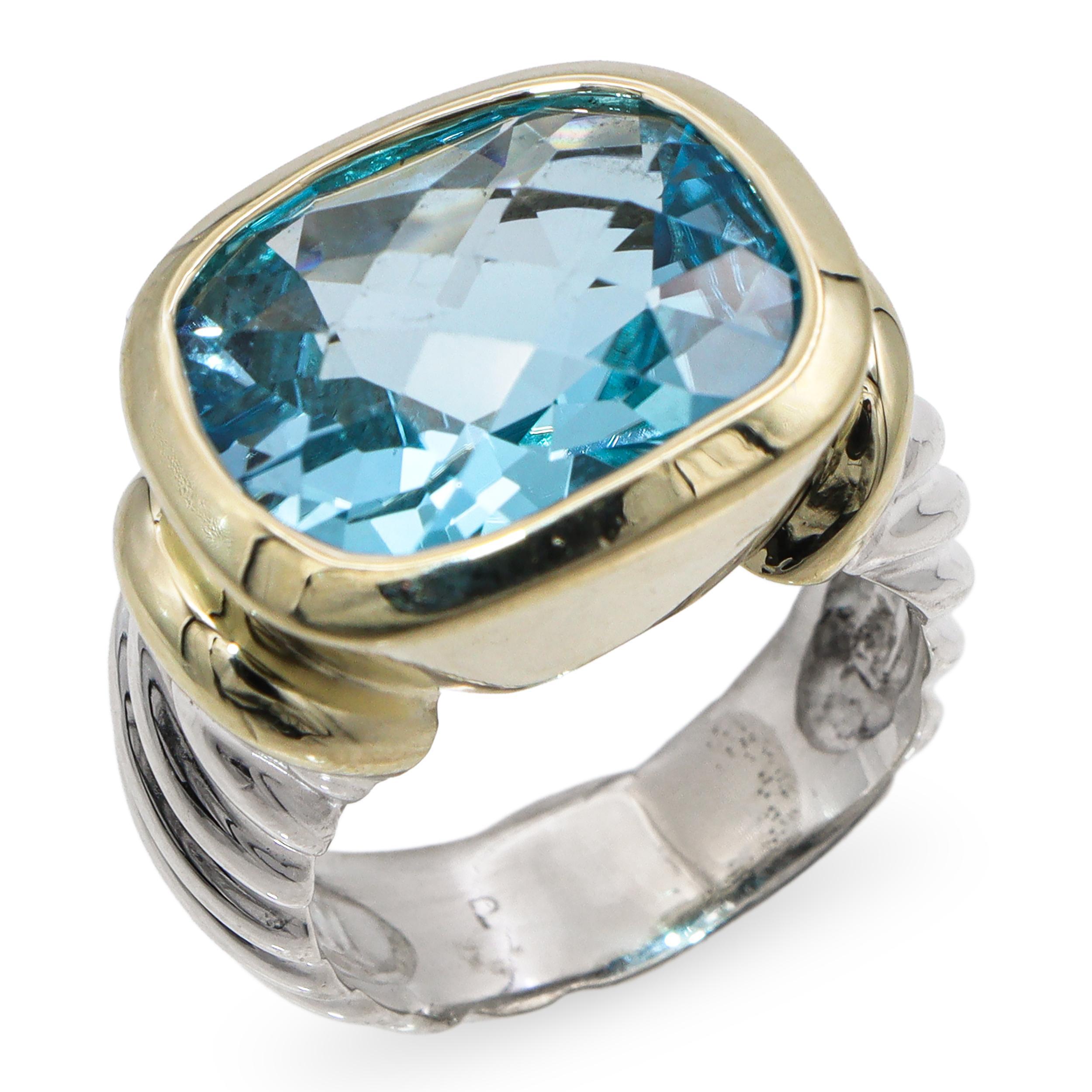 Impresionante anillo de la Colección Albion de David Yurman con una atrevida gema de topacio azul en talla cojín, bellamente engastada en bisel en oro amarillo de 14 quilates. El radiante topacio azul exhibe un brillo y una profundidad