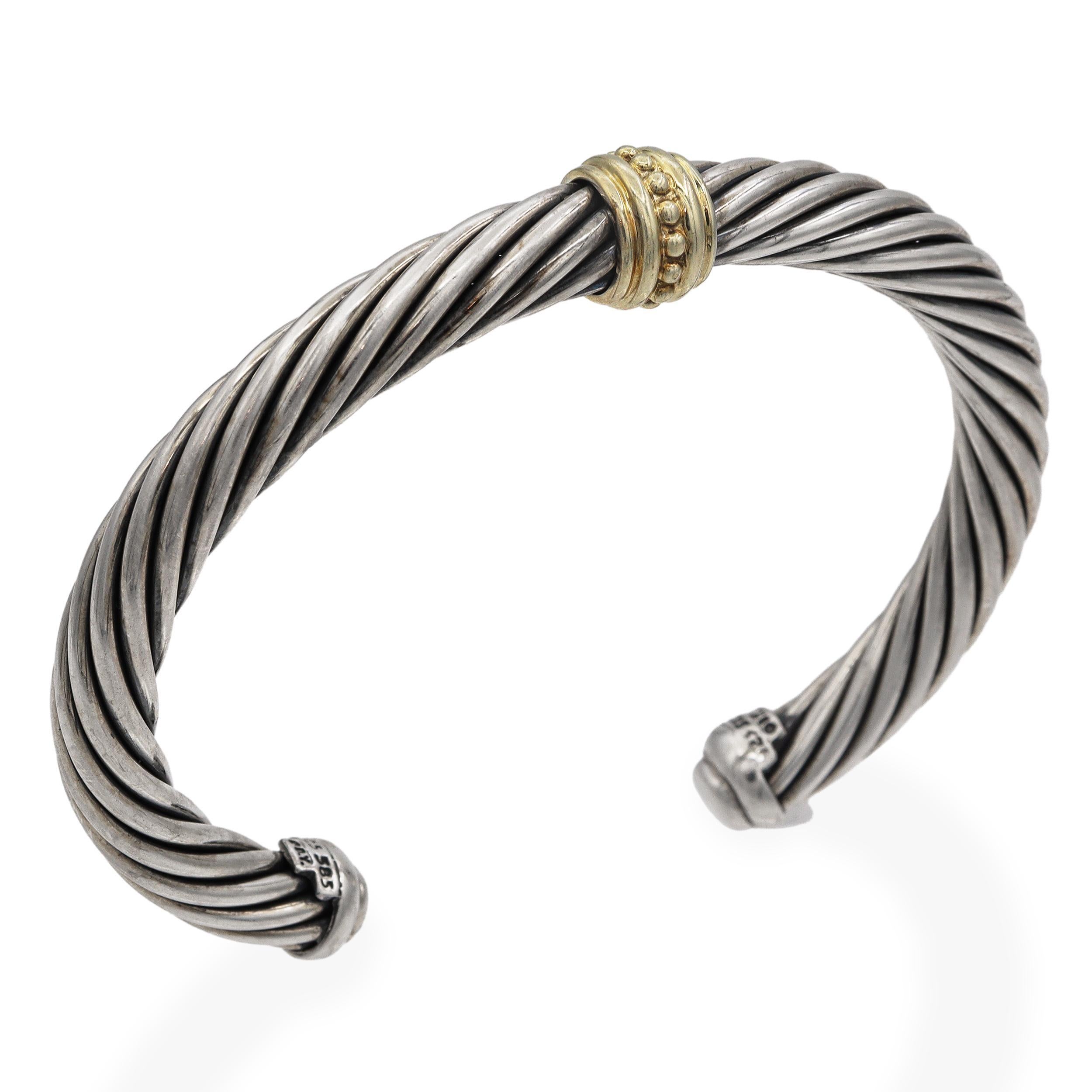 Un pezzo senza tempo di David Yurman: questo elegante bracciale è realizzato in argento sterling con il caratteristico design a cavi intrecciati del marchio, arricchito da un anello decorativo in oro giallo 14K con dettagli in perline. La