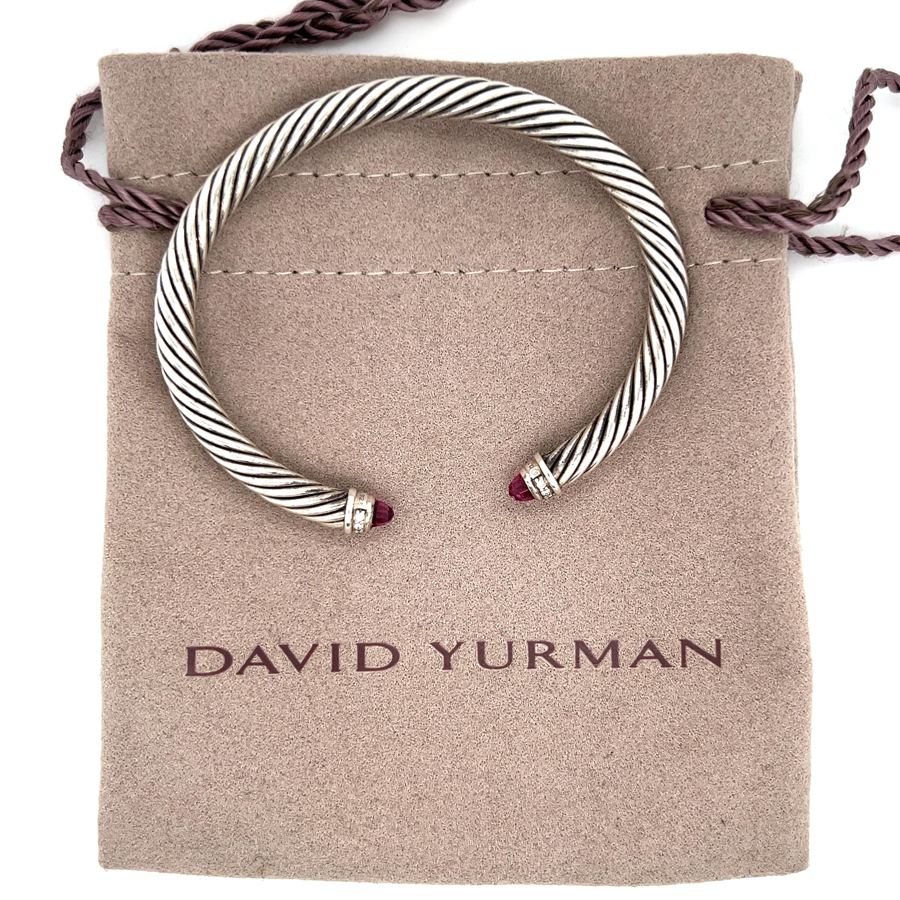 David Yurman Sterling Silver 14K Yellow Gold and Citrine 5mm Classic Cable Bangle Bracelet

Argent sterling et or jaune 14k
Poids : 26,19 grammes
Largeur : 5mm
Environ 6,75 pouces

LIVRÉ AVEC LA POCHETTE D'ORIGINE DAVID YURMAN
PDSF : 695
