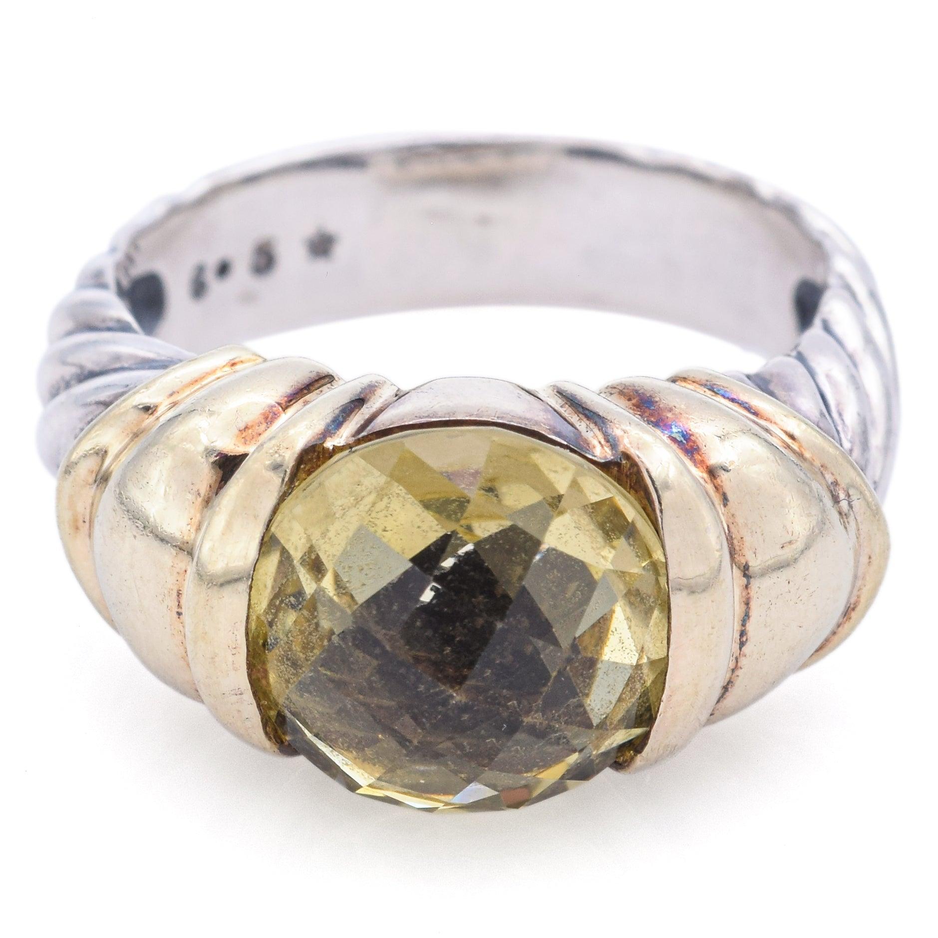 David Yurman Capri Ring mit einem facettierten Zitronenquarz in der Mitte. Der Edelstein ist in glattes 14-karätiges Gelbgold eingefasst, das dem kühlen Sterlingsilber Wärme und Kontrast verleiht. Das ikonische Kabelband unterstreicht die kühne und