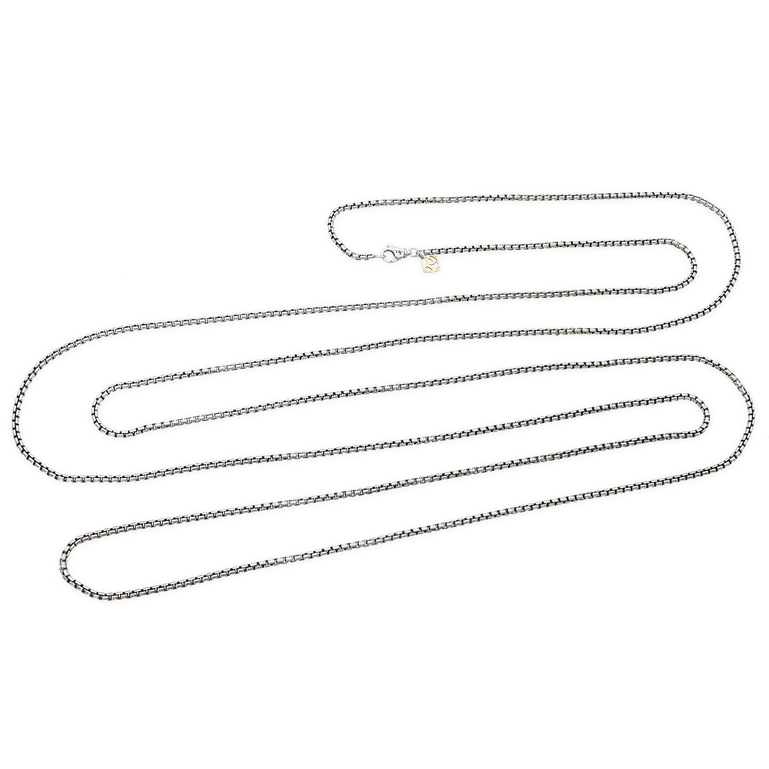 Elegante, versatile e inconfondibilmente Yurman, questa collana a catena lunga è un elemento essenziale senza tempo. Realizzata in argento sterling, la catena presenta un design lucido a maglie scatolate che offre resistenza e stile raffinato. È