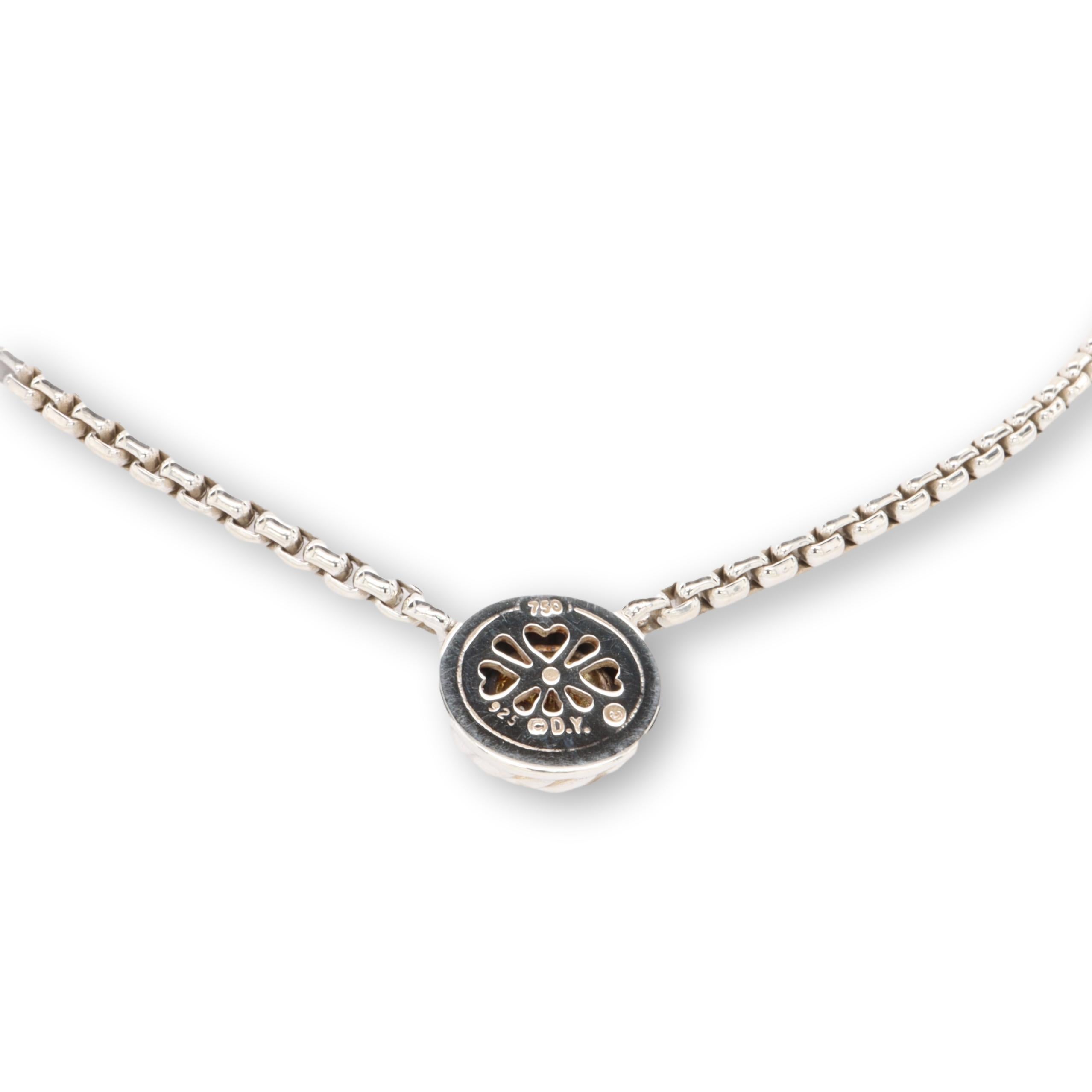 David Yurman Halskette aus der Kabel-Cookie-Klassiker-Kollektion fein in Handarbeit in feinen Sterling Silber mit einem Pave Diamant Zentrum mit einem Gewicht von 0,07 Karat etwa mit einem 18K Gelbgold Rand und Silber Kabel-Design Rahmen. Der
