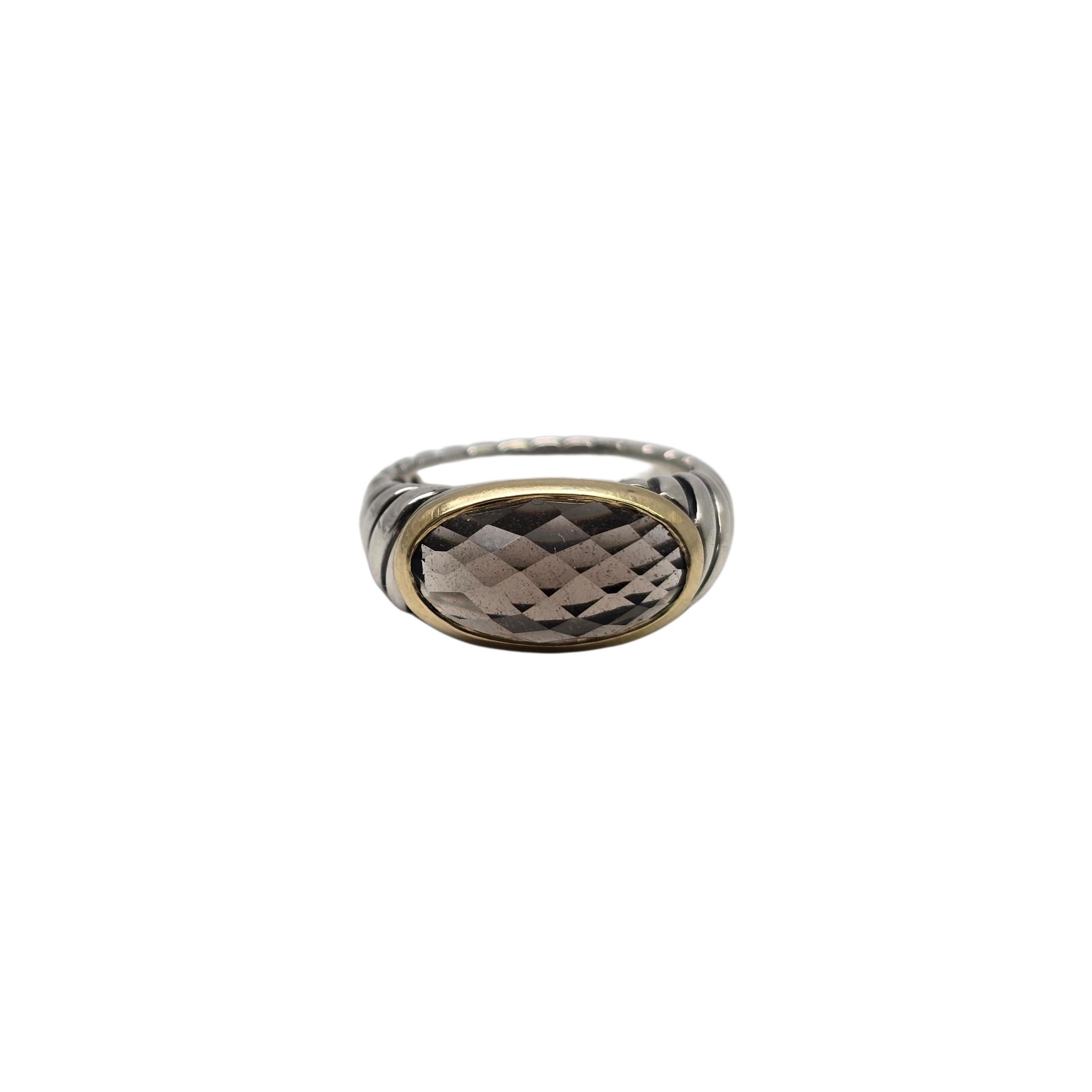 Anillo David Yurman Noblesse de cuarzo ahumado de plata de ley y oro de 18 quilates

Talla 7

Este precioso anillo presenta un cuarzo ahumado facetado marrón engastado en oro amarillo de 18 quilates, hombro y banda de plata de ley con diseño de giro