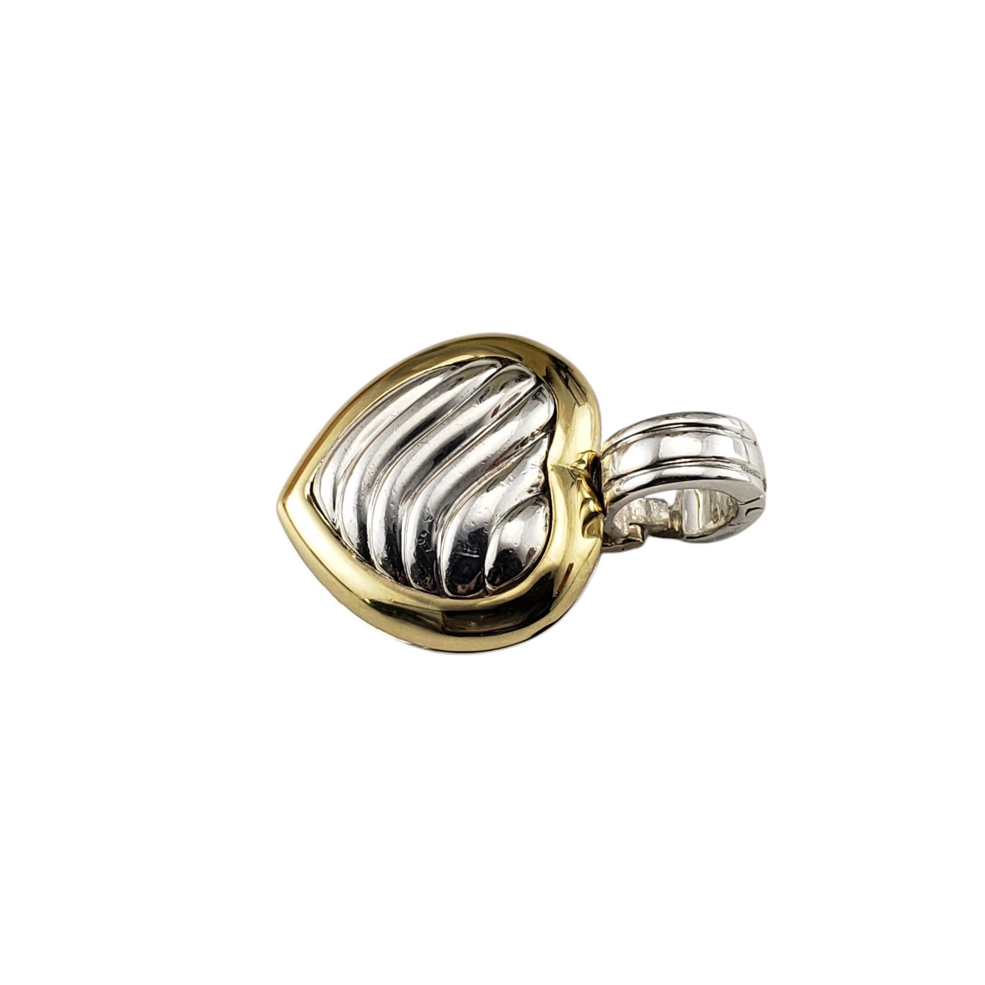 David Yurman Argent Sterling et Or Jaune 18K Pendentif en forme de coeur avec câble-

Ce joli médaillon en forme de cœur présente le motif de câble emblématique de Yurman, réalisé en argent sterling et en or jaune 18 carats. Le design/One s'ouvre