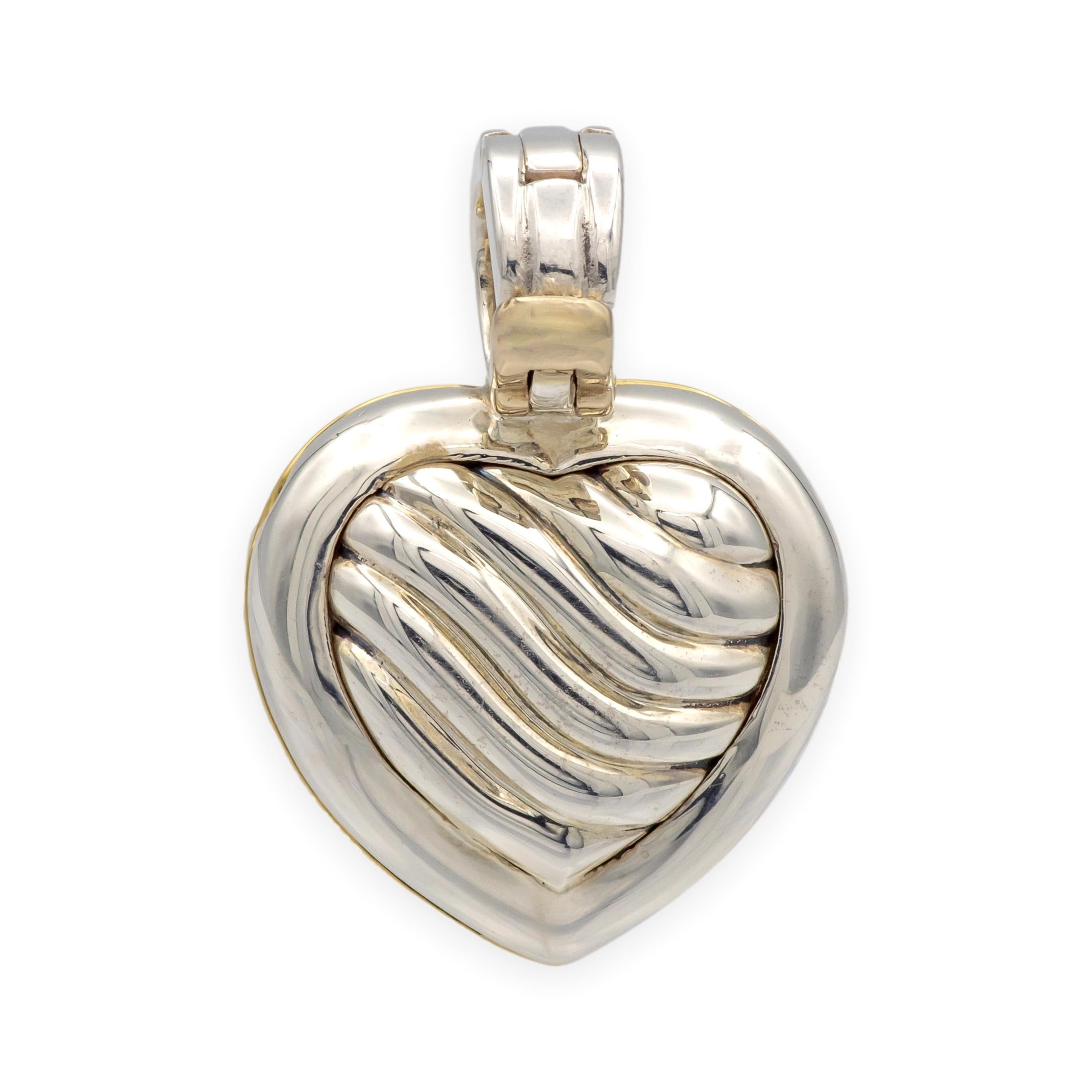 Dieser wunderschöne herzförmige Medaillon-Anhänger von David Yurman zeigt sein charakteristisches Kabelmotiv aus poliertem Sterlingsilber, umhüllt von einem warmen Rahmen aus 18 Karat Gelbgold. Das Medaillon lässt sich öffnen und gibt den Blick auf