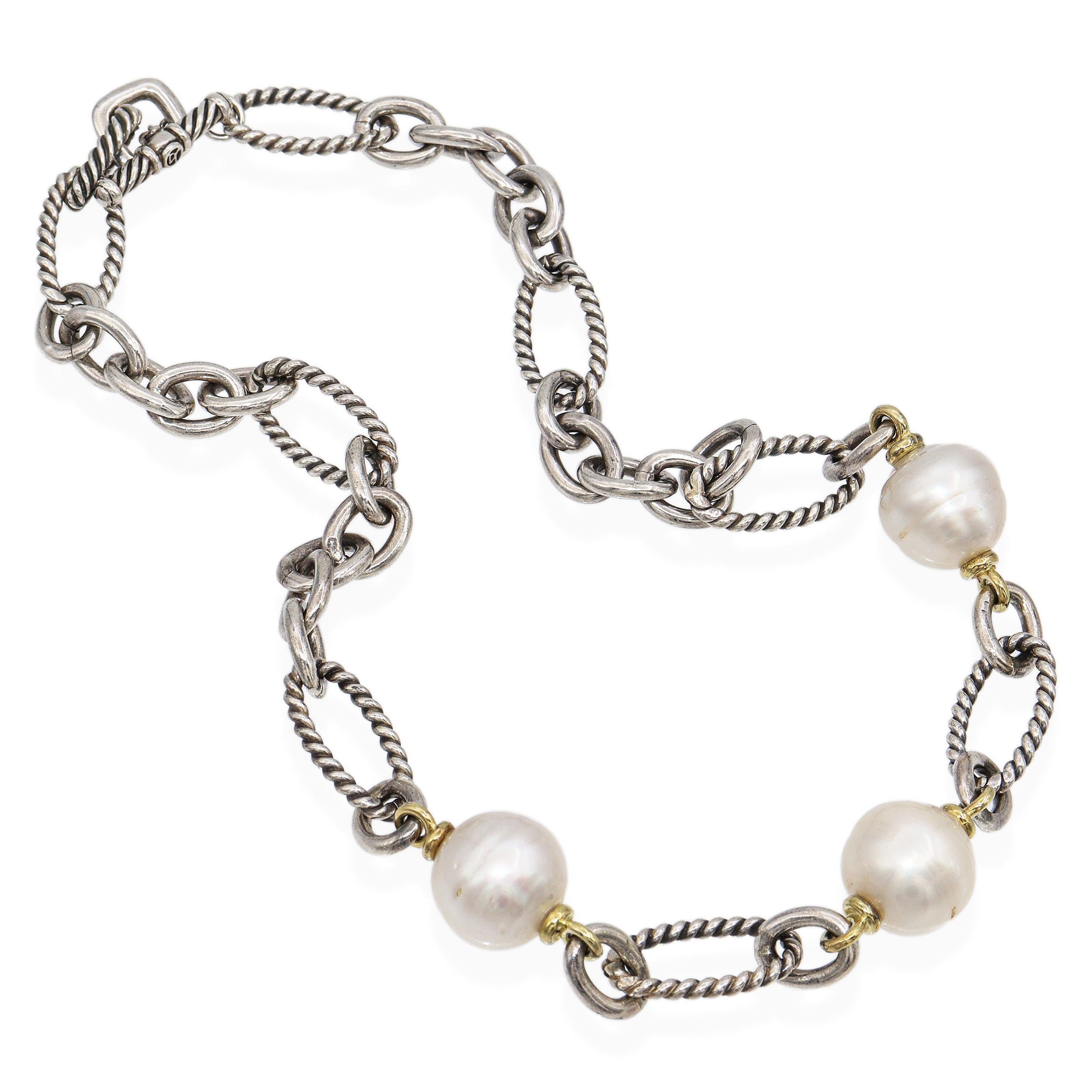 Elegante collar David Yurman elaborado en plata de ley con detalles en oro amarillo de 18 quilates y tres luminosas perlas cultivadas. El diseño incluye la cadena de eslabones mixtos característica de Yurman, que combina eslabones lisos y retorcidos