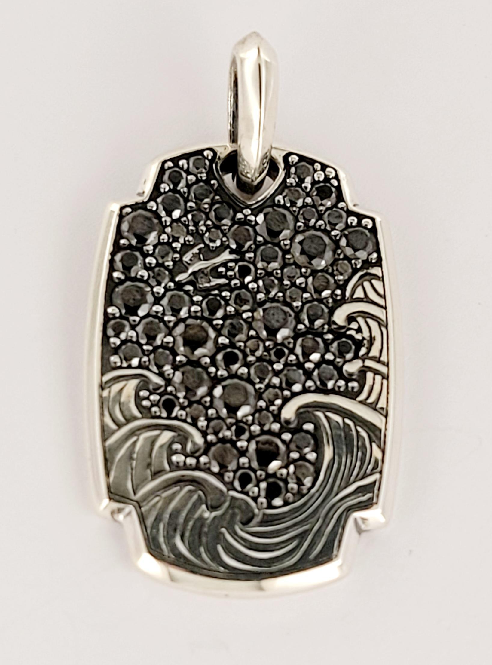 Marchio David Yurman 
Amuleto Waves con diamante per migliorare l'etichetta
Pave Set di diamanti neri da 1,84 carati  
Materiale Argento Sterling 925
Dimensioni 30,7 X 20 mm
Con cauzione 37,3 mm
Peso 11gr 
Condit Nuovo, mai indossato
Viene fornito