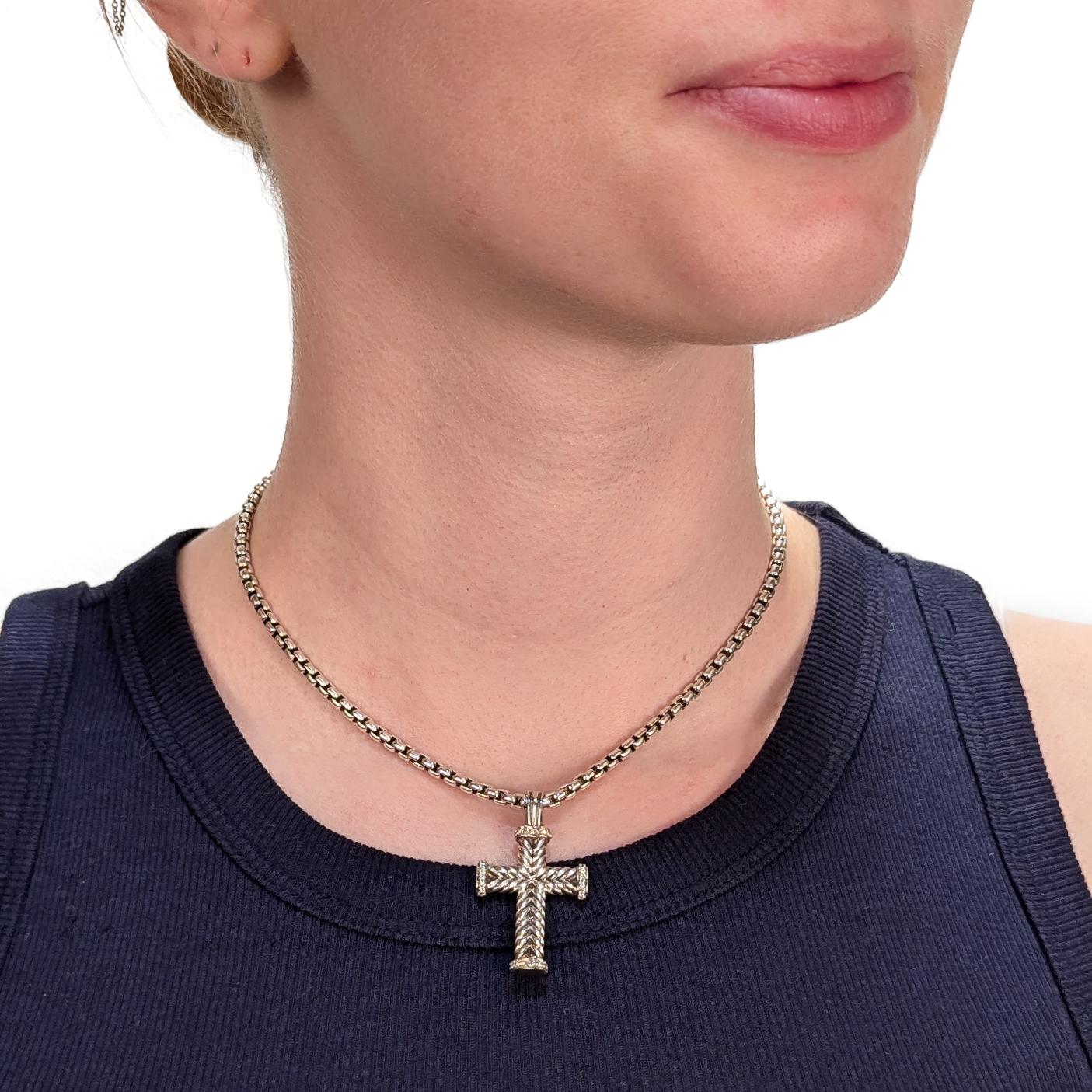  Una raffinata collana con ciondolo a forma di croce firmata.

Di David Yurman.

In argento sterling.

Composto da una croce Chevron con diamanti incastonati su ogni terminale e da una collana a catena David Yurman associata.

Marcato sul retro.

Un