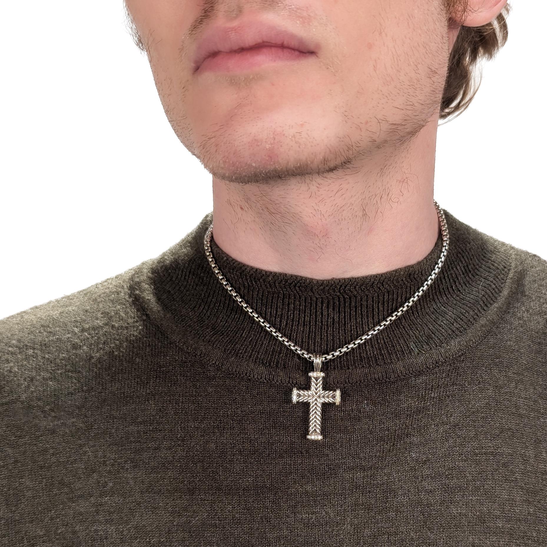 Moderno David Yurman - Collana con ciondolo a forma di croce e diamanti in argento sterling da 33 mm - e David Yurman - Collana con ciondolo a forma di croce e diamanti in vendita