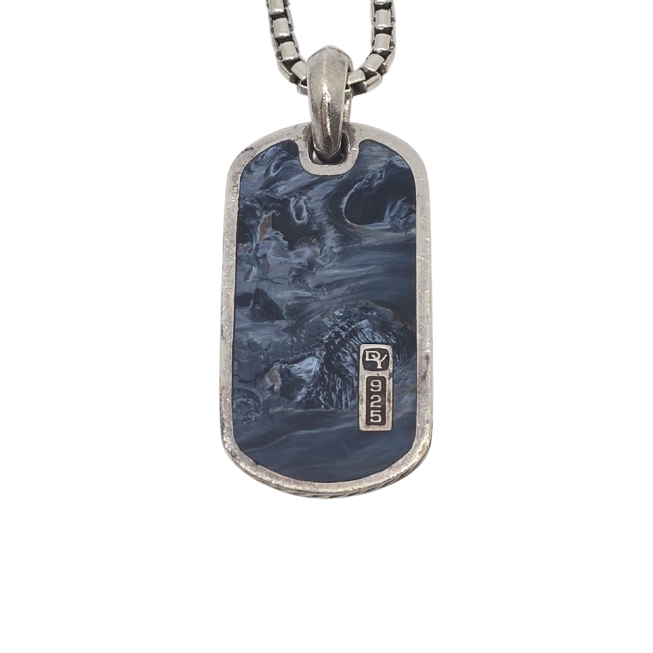 David Yurman - Collana Streamline con intarsio di pietersite in argento sterling da 35 mm.

Un bellissimo pezzo della collezione di pietre esotiche di David Yurman con un intarsio di pietersite blu sul davanti e l'iscrizione 