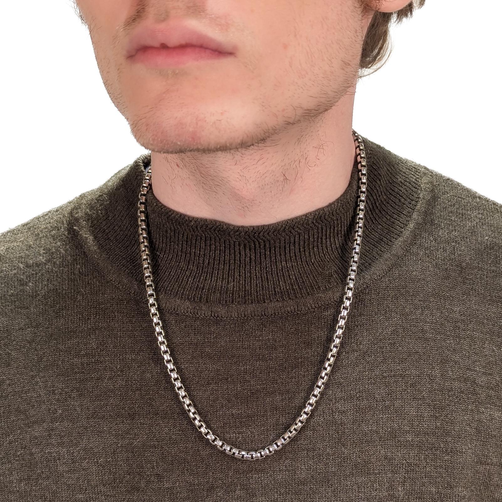 A fine signed box chain necklace.

By David Yurman.

In sterling silver.

With a lobster clasp closure.

Fully marked to the clasp.

Simply a wonderful David Yurman necklace!

Date:
21st Century

Overall Condition:
It is in overall good,