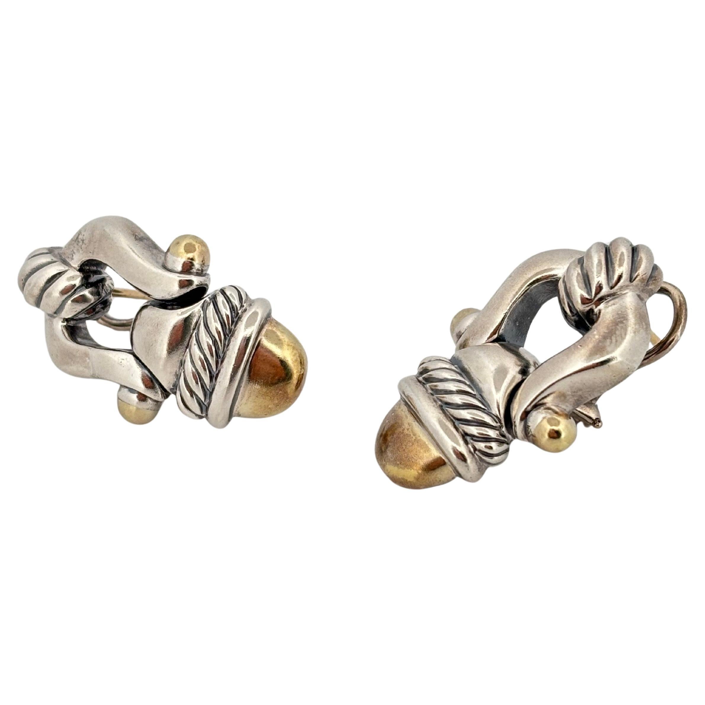 Ces élégantes boucles d'oreilles pendantes David Yurman mettent en valeur la signature artistique de la marque dans un design bicolore saisissant. Réalisées en or jaune 14k et en argent 925, ces boucles d'oreilles présentent un motif de boucle