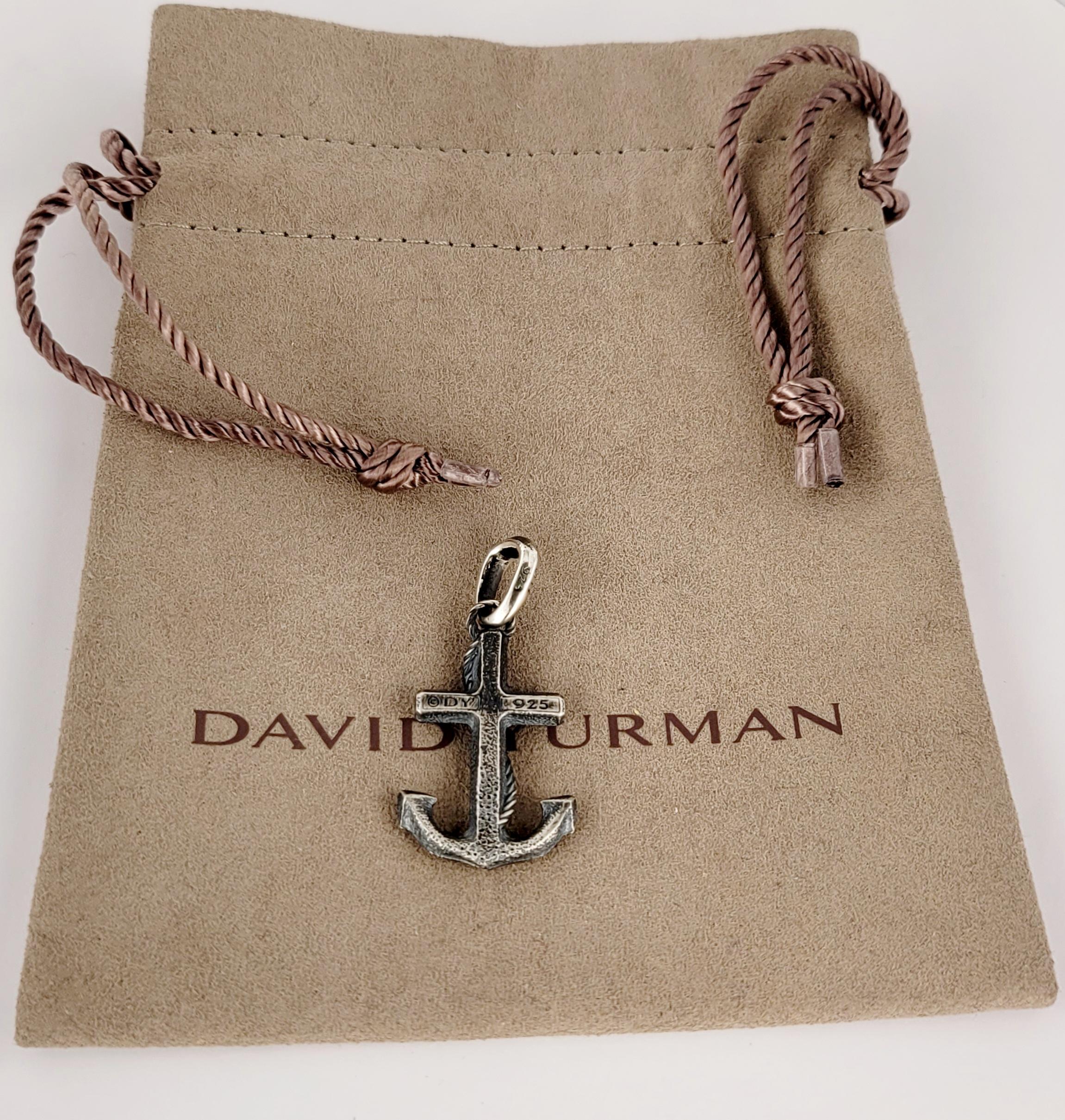 David Yurman Ciondolo a forma di ancora
Materiale Argento Sterling925
Dimensioni del ciondolo 28,6 mm X 18 mm
Lunghezza del ciondolo con cappa 37 mm
Peso del ciondolo 5gr
Condit Nuovo senza etichette 
Viene fornito con l'astuccio David Yurman.