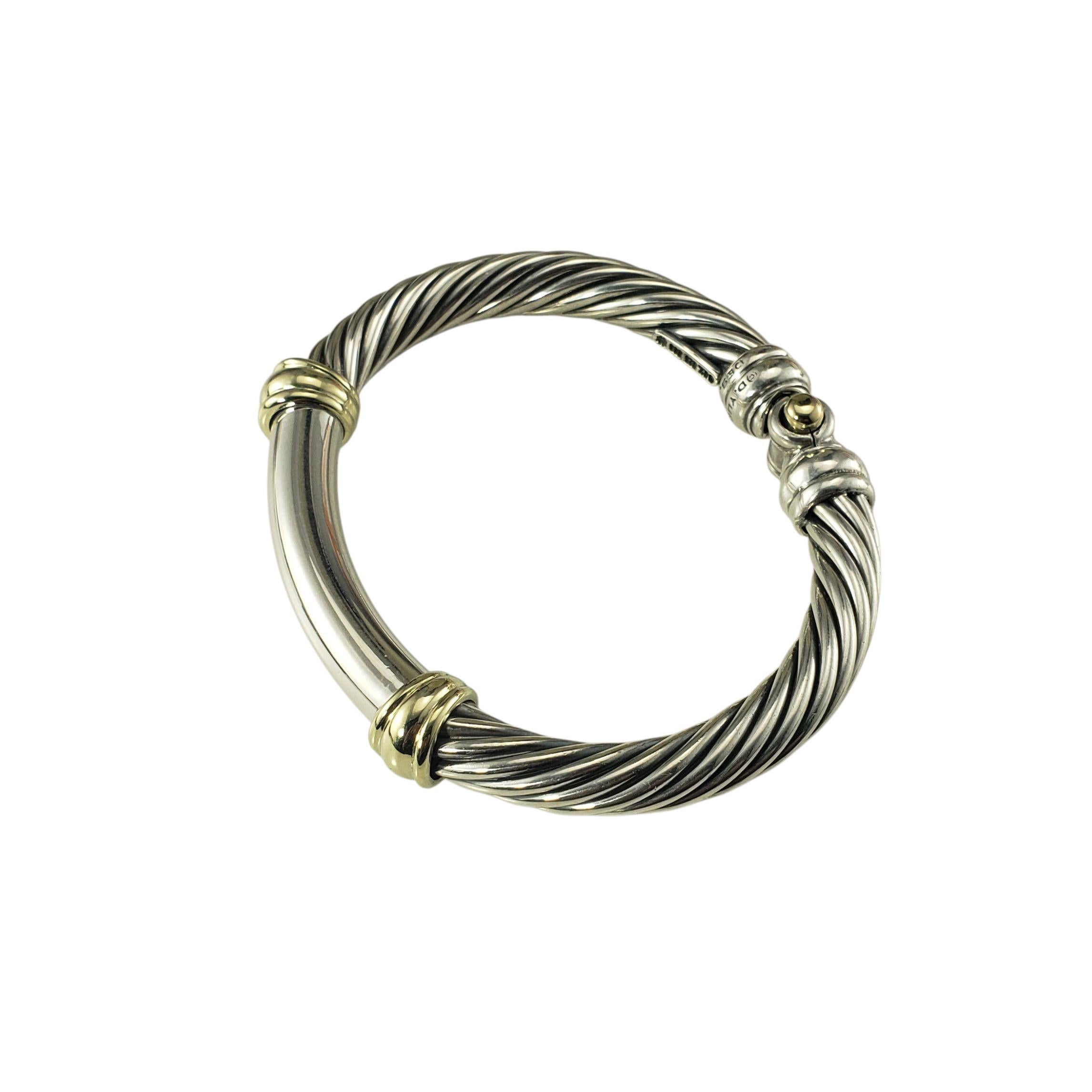 David Yurman - Bracciale con cavo in argento sterling e oro giallo 14 carati.

Questo bracciale bangle con cerniera presenta il caratteristico design a cavi intrecciati di Yurman abbinato a una stazione centrale in argento liscio e a dettagli in oro